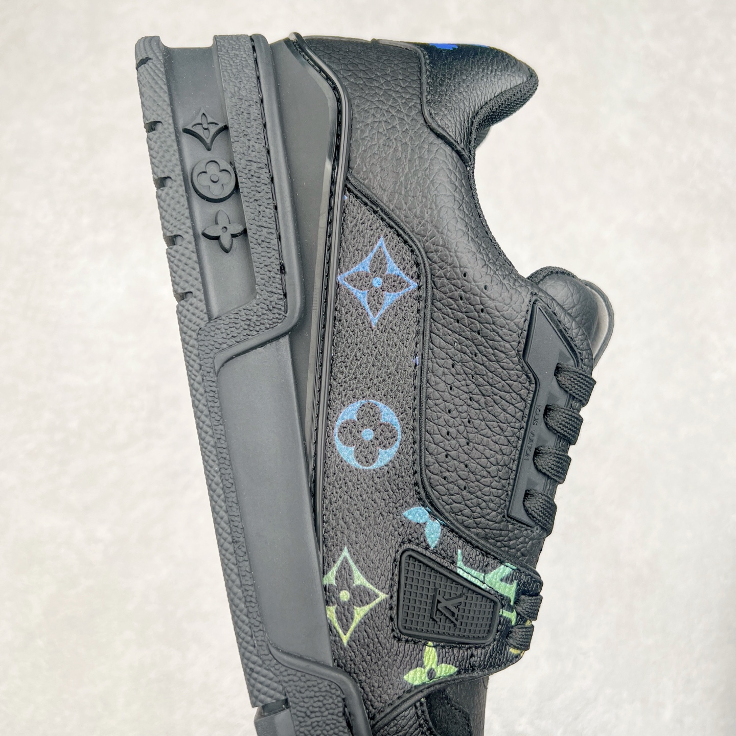 图片[6]-Louis Vuitton Trainer lv时装走秀运动鞋 完美鞋型超高的清洁度 零毛边线头瑕疵 全套原楦原纸版原鞋开模 全网最具灵魂的版型 正确原装黄色鞋盒 正确中底印花 鞋面印花3D高频深度立体 全鞋电脑针车 紧密相连 针距密度一致 环保乳胶注塑鞋垫 厚度脚感还原原版 皮面裁剪部位 统一油边封口工艺 原装橡胶大底含胶量大底组合零偏差 专柜全套包装 防尘袋 说明书 质保卡 男女鞋 尺码：35 36 37 38 39 40 41 42 43 44 45-选品中心