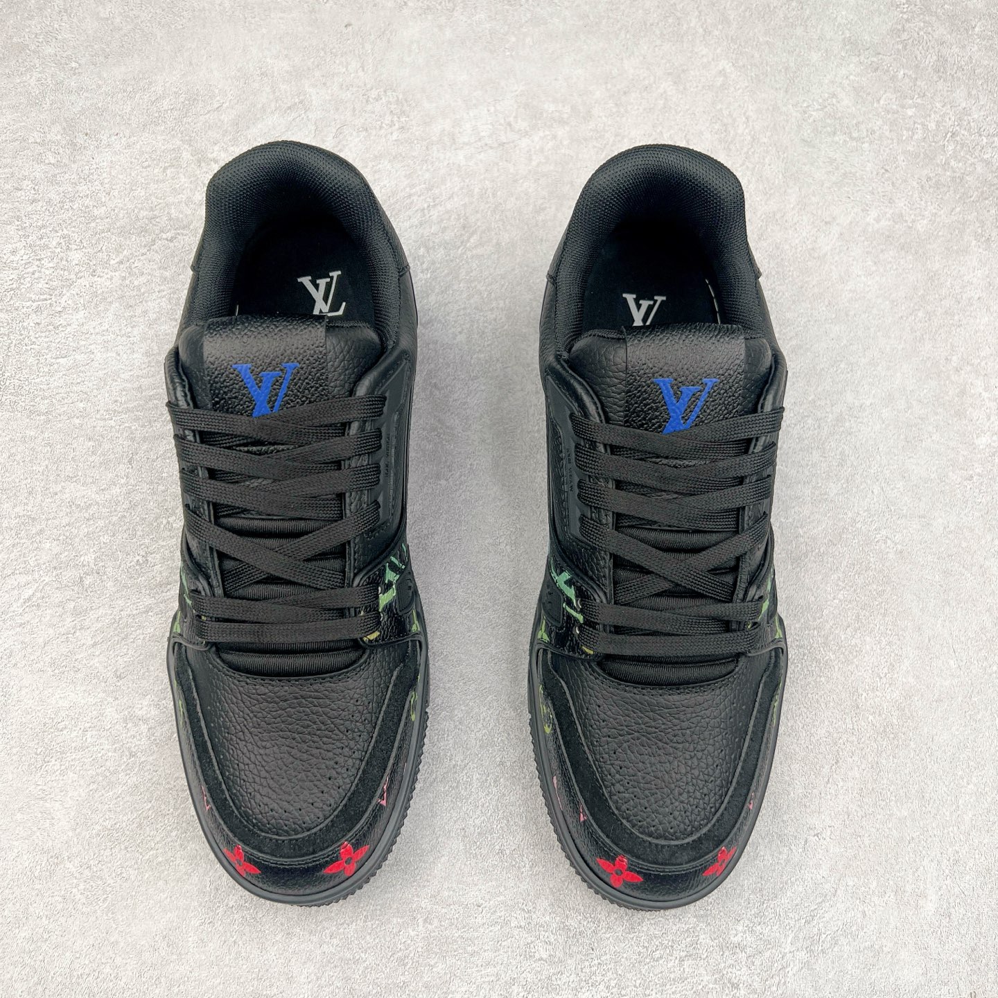 图片[2]-Louis Vuitton Trainer lv时装走秀运动鞋 完美鞋型超高的清洁度 零毛边线头瑕疵 全套原楦原纸版原鞋开模 全网最具灵魂的版型 正确原装黄色鞋盒 正确中底印花 鞋面印花3D高频深度立体 全鞋电脑针车 紧密相连 针距密度一致 环保乳胶注塑鞋垫 厚度脚感还原原版 皮面裁剪部位 统一油边封口工艺 原装橡胶大底含胶量大底组合零偏差 专柜全套包装 防尘袋 说明书 质保卡 男女鞋 尺码：35 36 37 38 39 40 41 42 43 44 45-选品中心