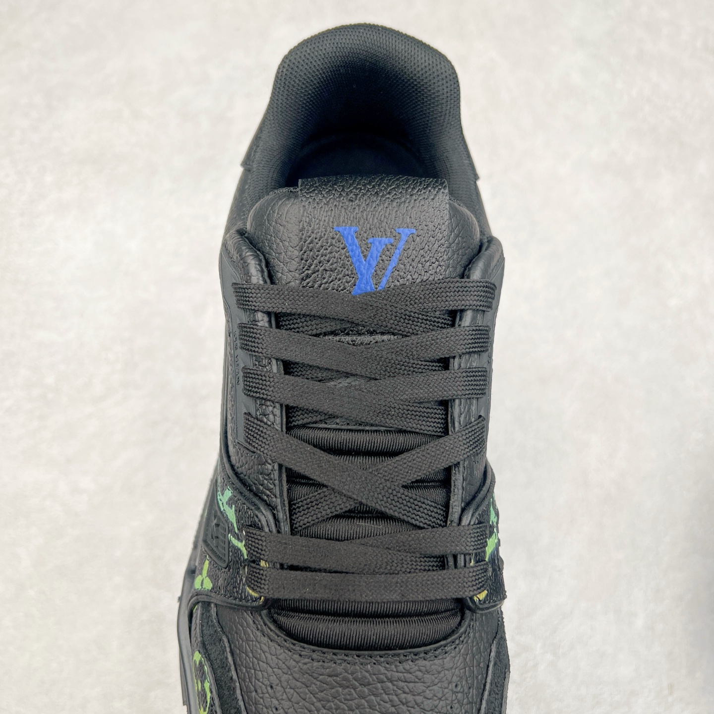 图片[5]-Louis Vuitton Trainer lv时装走秀运动鞋 完美鞋型超高的清洁度 零毛边线头瑕疵 全套原楦原纸版原鞋开模 全网最具灵魂的版型 正确原装黄色鞋盒 正确中底印花 鞋面印花3D高频深度立体 全鞋电脑针车 紧密相连 针距密度一致 环保乳胶注塑鞋垫 厚度脚感还原原版 皮面裁剪部位 统一油边封口工艺 原装橡胶大底含胶量大底组合零偏差 专柜全套包装 防尘袋 说明书 质保卡 男女鞋 尺码：35 36 37 38 39 40 41 42 43 44 45-选品中心