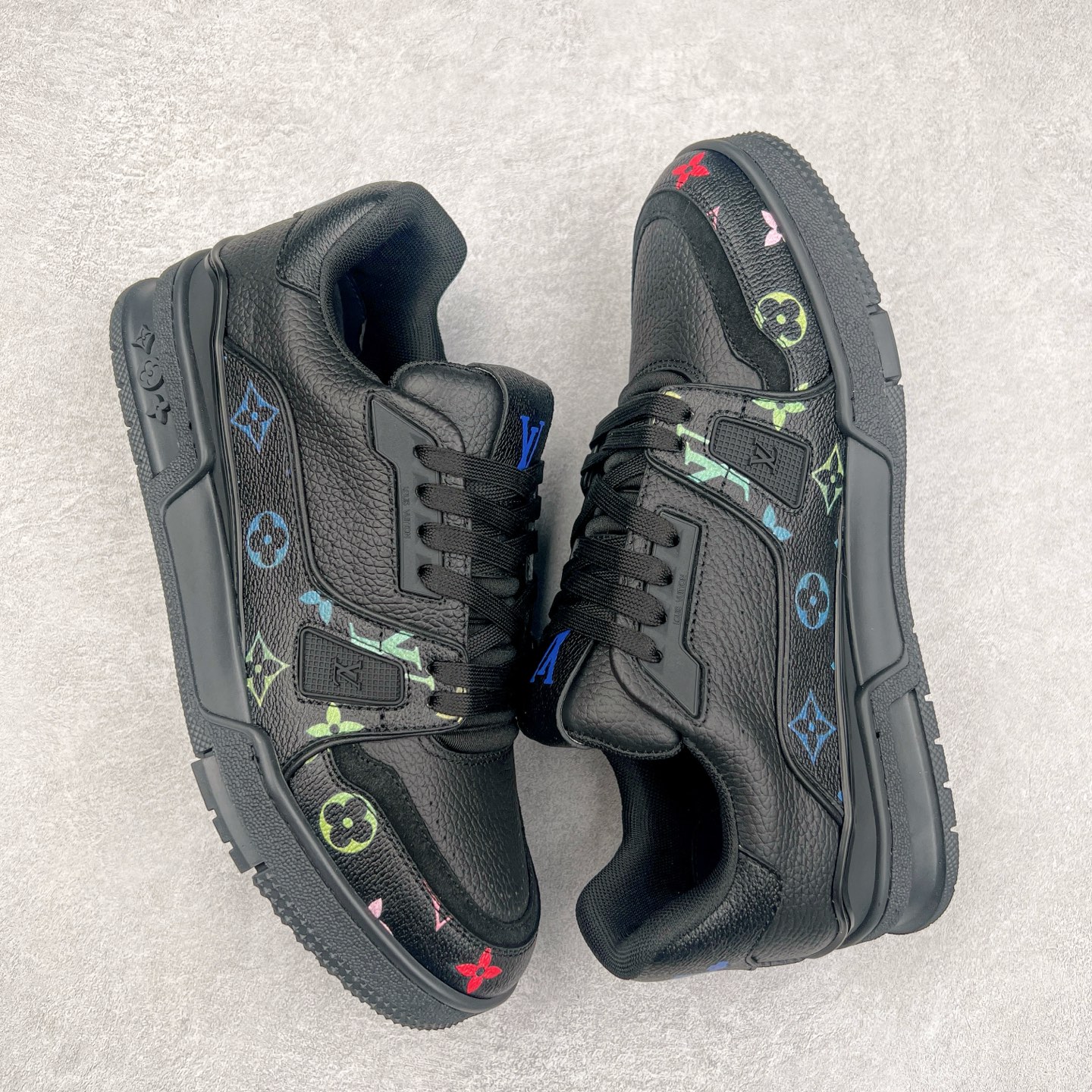 图片[3]-Louis Vuitton Trainer lv时装走秀运动鞋 完美鞋型超高的清洁度 零毛边线头瑕疵 全套原楦原纸版原鞋开模 全网最具灵魂的版型 正确原装黄色鞋盒 正确中底印花 鞋面印花3D高频深度立体 全鞋电脑针车 紧密相连 针距密度一致 环保乳胶注塑鞋垫 厚度脚感还原原版 皮面裁剪部位 统一油边封口工艺 原装橡胶大底含胶量大底组合零偏差 专柜全套包装 防尘袋 说明书 质保卡 男女鞋 尺码：35 36 37 38 39 40 41 42 43 44 45-选品中心