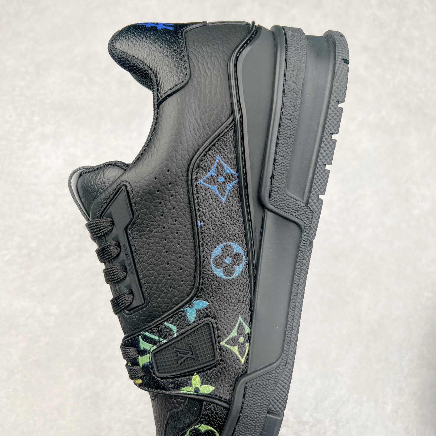 图片[7]-Louis Vuitton Trainer lv时装走秀运动鞋 完美鞋型超高的清洁度 零毛边线头瑕疵 全套原楦原纸版原鞋开模 全网最具灵魂的版型 正确原装黄色鞋盒 正确中底印花 鞋面印花3D高频深度立体 全鞋电脑针车 紧密相连 针距密度一致 环保乳胶注塑鞋垫 厚度脚感还原原版 皮面裁剪部位 统一油边封口工艺 原装橡胶大底含胶量大底组合零偏差 专柜全套包装 防尘袋 说明书 质保卡 男女鞋 尺码：35 36 37 38 39 40 41 42 43 44 45-选品中心