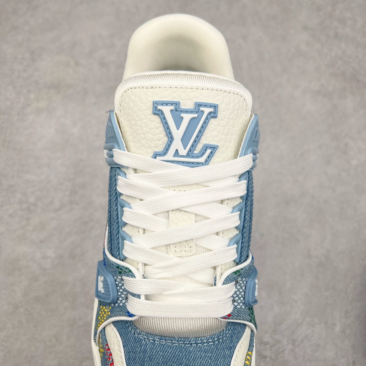 图片[5]-Louis Vuitton Trainer lv时装走秀运动鞋 完美鞋型超高的清洁度 零毛边线头瑕疵 全套原楦原纸版原鞋开模 全网最具灵魂的版型 正确原装黄色鞋盒 正确中底印花 鞋面印花3D高频深度立体 全鞋电脑针车 紧密相连 针距密度一致 环保乳胶注塑鞋垫 厚度脚感还原原版 皮面裁剪部位 统一油边封口工艺 原装橡胶大底含胶量大底组合零偏差 专柜全套包装 防尘袋 说明书 质保卡 男女鞋 尺码：35 36 37 38 39 40 41 42 43 44 45-选品中心