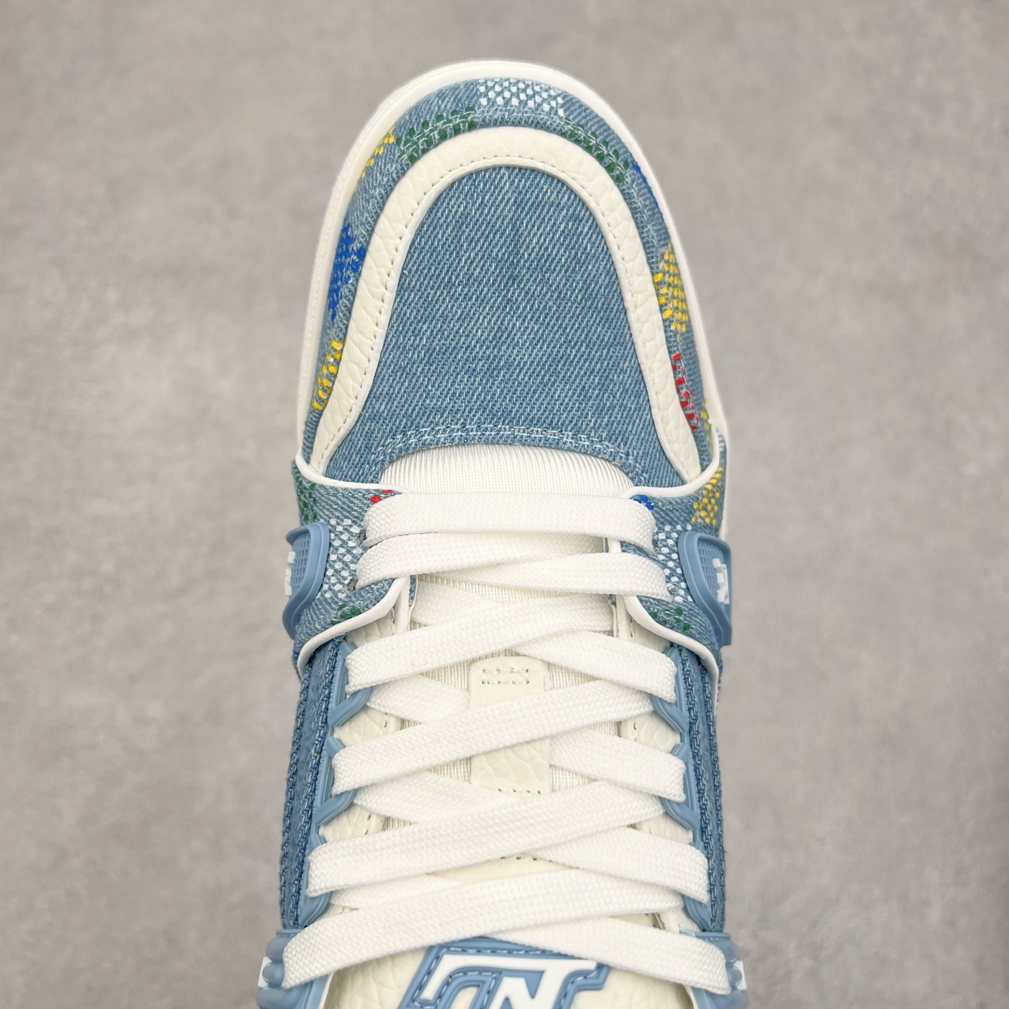 图片[4]-Louis Vuitton Trainer lv时装走秀运动鞋 完美鞋型超高的清洁度 零毛边线头瑕疵 全套原楦原纸版原鞋开模 全网最具灵魂的版型 正确原装黄色鞋盒 正确中底印花 鞋面印花3D高频深度立体 全鞋电脑针车 紧密相连 针距密度一致 环保乳胶注塑鞋垫 厚度脚感还原原版 皮面裁剪部位 统一油边封口工艺 原装橡胶大底含胶量大底组合零偏差 专柜全套包装 防尘袋 说明书 质保卡 男女鞋 尺码：35 36 37 38 39 40 41 42 43 44 45-选品中心