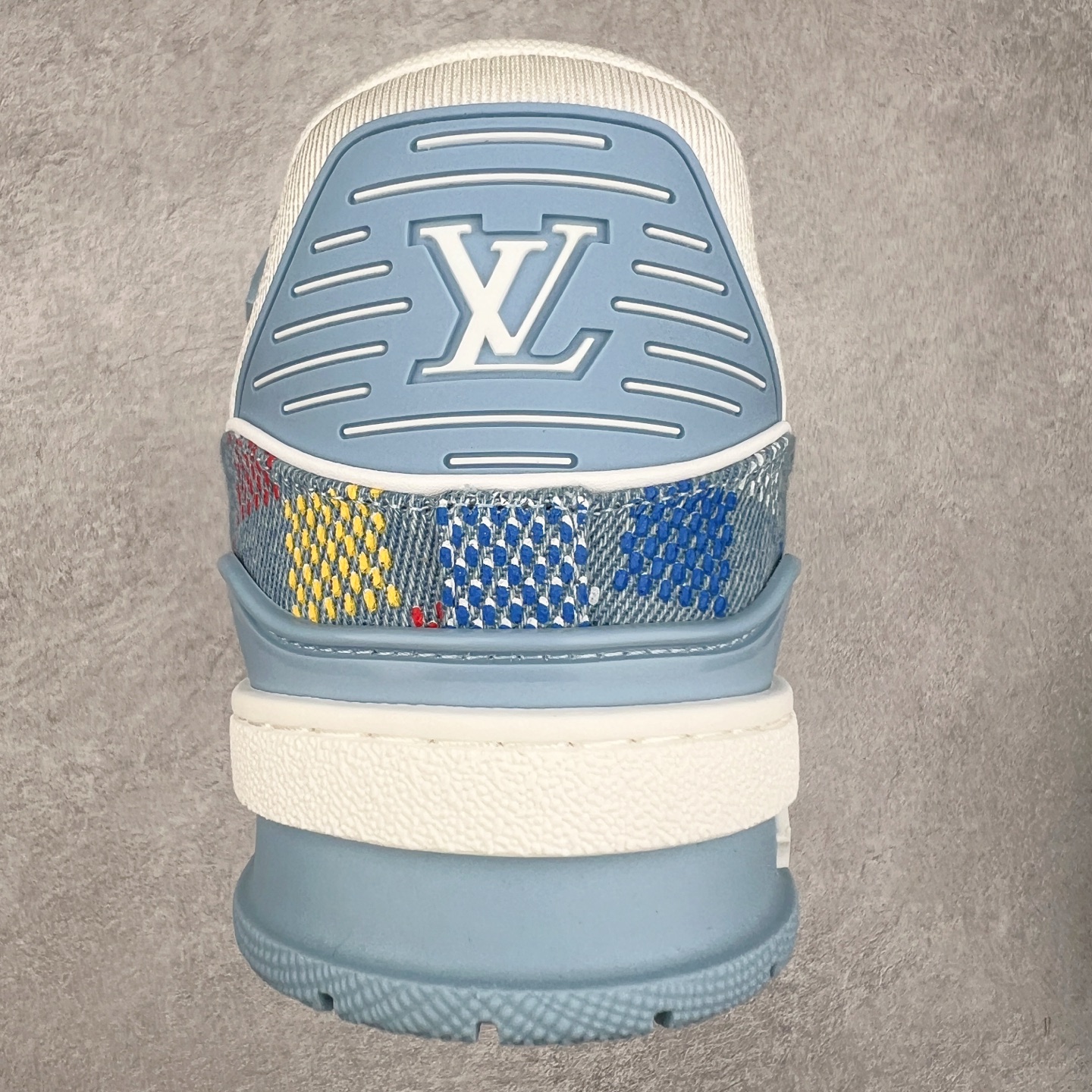 图片[8]-Louis Vuitton Trainer lv时装走秀运动鞋 完美鞋型超高的清洁度 零毛边线头瑕疵 全套原楦原纸版原鞋开模 全网最具灵魂的版型 正确原装黄色鞋盒 正确中底印花 鞋面印花3D高频深度立体 全鞋电脑针车 紧密相连 针距密度一致 环保乳胶注塑鞋垫 厚度脚感还原原版 皮面裁剪部位 统一油边封口工艺 原装橡胶大底含胶量大底组合零偏差 专柜全套包装 防尘袋 说明书 质保卡 男女鞋 尺码：35 36 37 38 39 40 41 42 43 44 45-选品中心