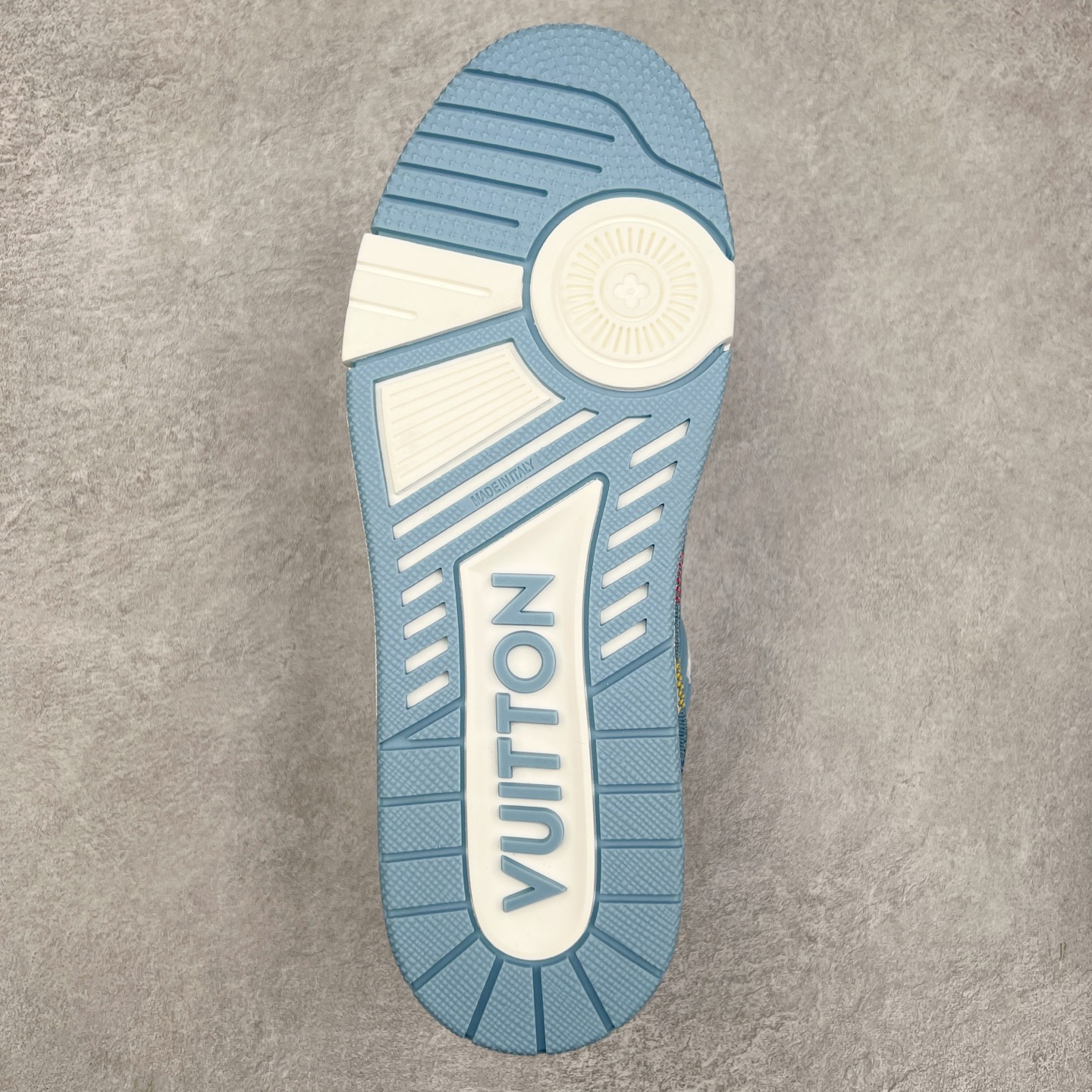 图片[9]-Louis Vuitton Trainer lv时装走秀运动鞋 完美鞋型超高的清洁度 零毛边线头瑕疵 全套原楦原纸版原鞋开模 全网最具灵魂的版型 正确原装黄色鞋盒 正确中底印花 鞋面印花3D高频深度立体 全鞋电脑针车 紧密相连 针距密度一致 环保乳胶注塑鞋垫 厚度脚感还原原版 皮面裁剪部位 统一油边封口工艺 原装橡胶大底含胶量大底组合零偏差 专柜全套包装 防尘袋 说明书 质保卡 男女鞋 尺码：35 36 37 38 39 40 41 42 43 44 45-选品中心