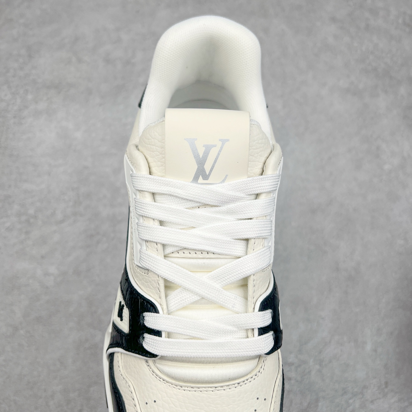 图片[5]-Louis Vuitton Trainer lv时装走秀运动鞋 完美鞋型超高的清洁度 零毛边线头瑕疵 全套原楦原纸版原鞋开模 全网最具灵魂的版型 正确原装黄色鞋盒 正确中底印花 鞋面印花3D高频深度立体 全鞋电脑针车 紧密相连 针距密度一致 环保乳胶注塑鞋垫 厚度脚感还原原版 皮面裁剪部位 统一油边封口工艺 原装橡胶大底含胶量大底组合零偏差 专柜全套包装 防尘袋 说明书 质保卡 男女鞋 尺码：35 36 37 38 39 40 41 42 43 44 45-选品中心