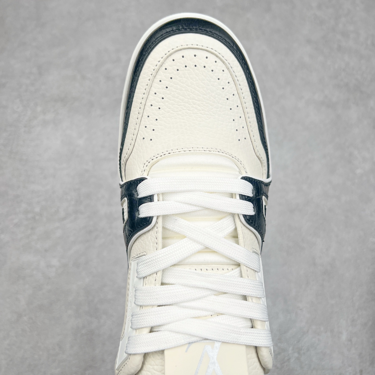 图片[4]-Louis Vuitton Trainer lv时装走秀运动鞋 完美鞋型超高的清洁度 零毛边线头瑕疵 全套原楦原纸版原鞋开模 全网最具灵魂的版型 正确原装黄色鞋盒 正确中底印花 鞋面印花3D高频深度立体 全鞋电脑针车 紧密相连 针距密度一致 环保乳胶注塑鞋垫 厚度脚感还原原版 皮面裁剪部位 统一油边封口工艺 原装橡胶大底含胶量大底组合零偏差 专柜全套包装 防尘袋 说明书 质保卡 男女鞋 尺码：35 36 37 38 39 40 41 42 43 44 45-选品中心