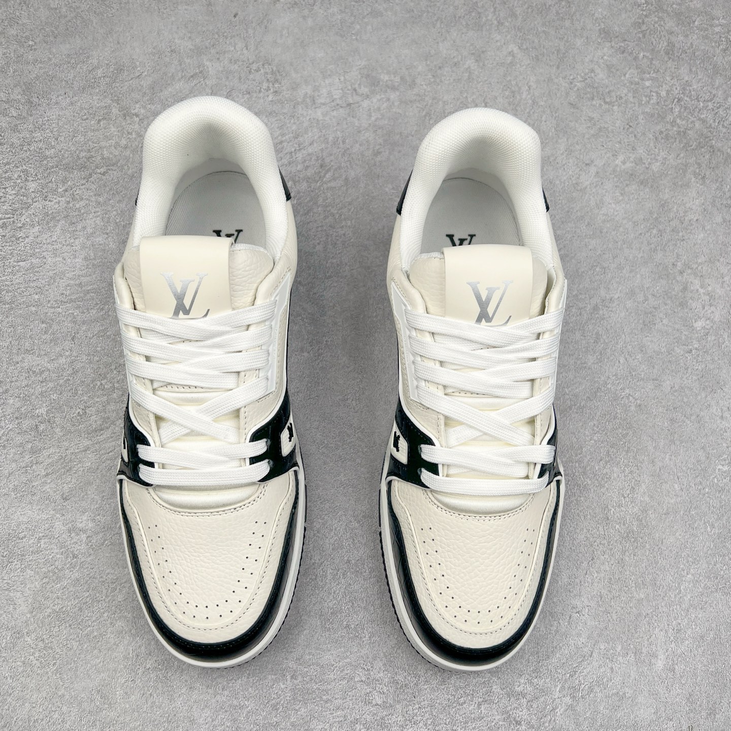 图片[2]-Louis Vuitton Trainer lv时装走秀运动鞋 完美鞋型超高的清洁度 零毛边线头瑕疵 全套原楦原纸版原鞋开模 全网最具灵魂的版型 正确原装黄色鞋盒 正确中底印花 鞋面印花3D高频深度立体 全鞋电脑针车 紧密相连 针距密度一致 环保乳胶注塑鞋垫 厚度脚感还原原版 皮面裁剪部位 统一油边封口工艺 原装橡胶大底含胶量大底组合零偏差 专柜全套包装 防尘袋 说明书 质保卡 男女鞋 尺码：35 36 37 38 39 40 41 42 43 44 45-选品中心