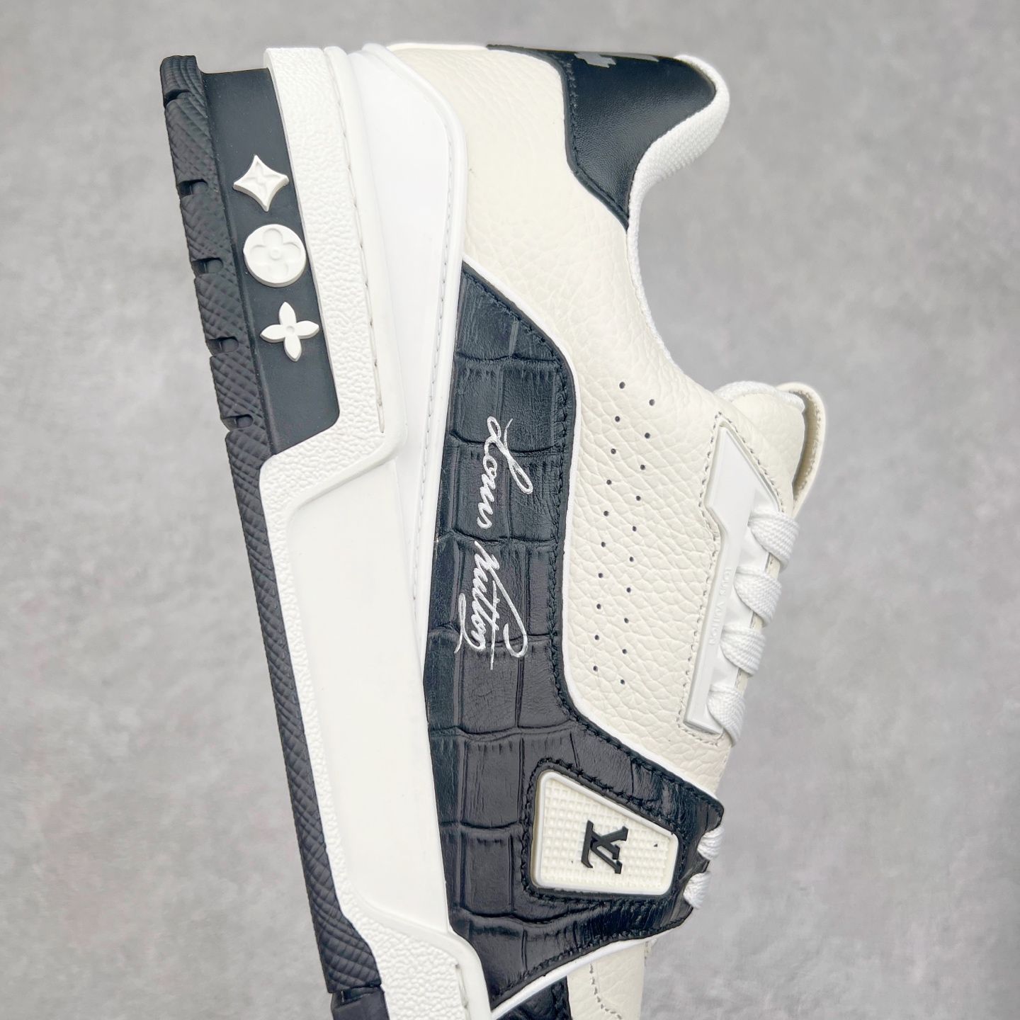 图片[6]-Louis Vuitton Trainer lv时装走秀运动鞋 完美鞋型超高的清洁度 零毛边线头瑕疵 全套原楦原纸版原鞋开模 全网最具灵魂的版型 正确原装黄色鞋盒 正确中底印花 鞋面印花3D高频深度立体 全鞋电脑针车 紧密相连 针距密度一致 环保乳胶注塑鞋垫 厚度脚感还原原版 皮面裁剪部位 统一油边封口工艺 原装橡胶大底含胶量大底组合零偏差 专柜全套包装 防尘袋 说明书 质保卡 男女鞋 尺码：35 36 37 38 39 40 41 42 43 44 45-选品中心