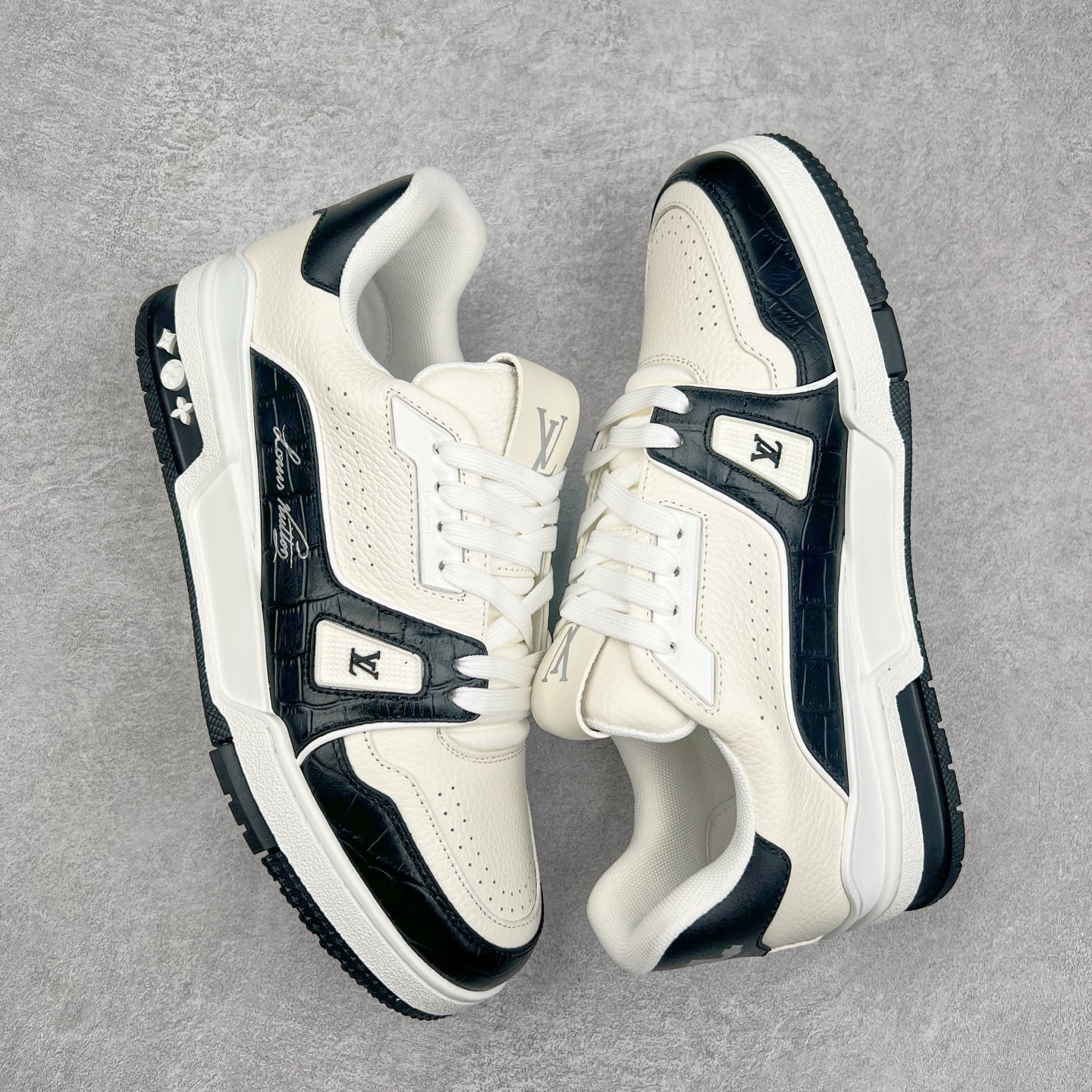 图片[3]-Louis Vuitton Trainer lv时装走秀运动鞋 完美鞋型超高的清洁度 零毛边线头瑕疵 全套原楦原纸版原鞋开模 全网最具灵魂的版型 正确原装黄色鞋盒 正确中底印花 鞋面印花3D高频深度立体 全鞋电脑针车 紧密相连 针距密度一致 环保乳胶注塑鞋垫 厚度脚感还原原版 皮面裁剪部位 统一油边封口工艺 原装橡胶大底含胶量大底组合零偏差 专柜全套包装 防尘袋 说明书 质保卡 男女鞋 尺码：35 36 37 38 39 40 41 42 43 44 45-选品中心