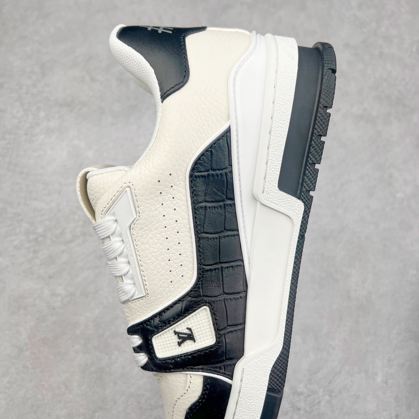 图片[7]-Louis Vuitton Trainer lv时装走秀运动鞋 完美鞋型超高的清洁度 零毛边线头瑕疵 全套原楦原纸版原鞋开模 全网最具灵魂的版型 正确原装黄色鞋盒 正确中底印花 鞋面印花3D高频深度立体 全鞋电脑针车 紧密相连 针距密度一致 环保乳胶注塑鞋垫 厚度脚感还原原版 皮面裁剪部位 统一油边封口工艺 原装橡胶大底含胶量大底组合零偏差 专柜全套包装 防尘袋 说明书 质保卡 男女鞋 尺码：35 36 37 38 39 40 41 42 43 44 45-选品中心