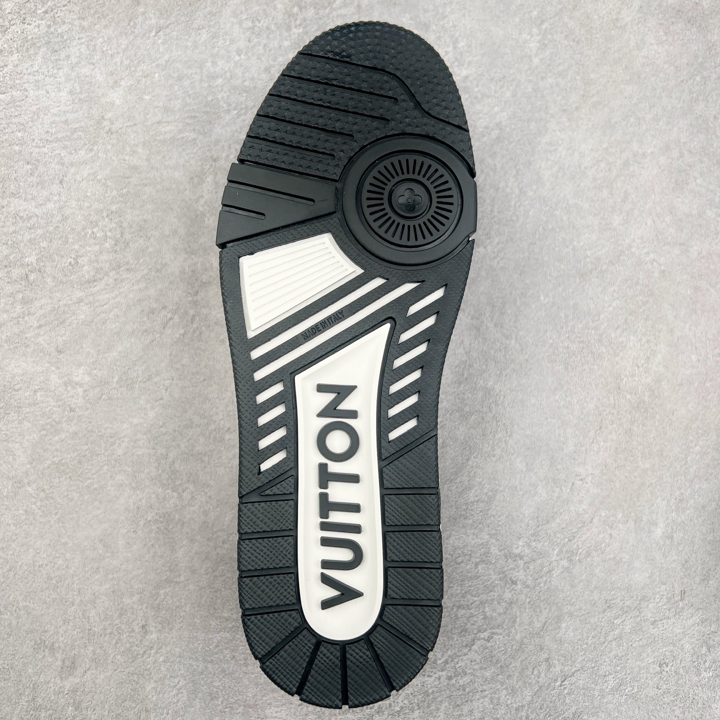 图片[9]-Louis Vuitton Trainer lv时装走秀运动鞋 完美鞋型超高的清洁度 零毛边线头瑕疵 全套原楦原纸版原鞋开模 全网最具灵魂的版型 正确原装黄色鞋盒 正确中底印花 鞋面印花3D高频深度立体 全鞋电脑针车 紧密相连 针距密度一致 环保乳胶注塑鞋垫 厚度脚感还原原版 皮面裁剪部位 统一油边封口工艺 原装橡胶大底含胶量大底组合零偏差 专柜全套包装 防尘袋 说明书 质保卡 男女鞋 尺码：35 36 37 38 39 40 41 42 43 44 45-选品中心