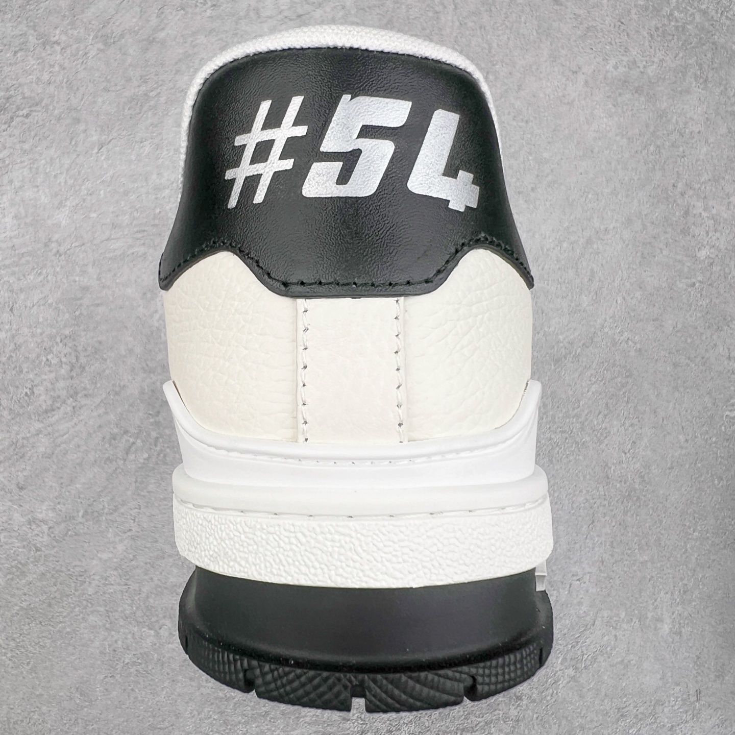 图片[8]-Louis Vuitton Trainer lv时装走秀运动鞋 完美鞋型超高的清洁度 零毛边线头瑕疵 全套原楦原纸版原鞋开模 全网最具灵魂的版型 正确原装黄色鞋盒 正确中底印花 鞋面印花3D高频深度立体 全鞋电脑针车 紧密相连 针距密度一致 环保乳胶注塑鞋垫 厚度脚感还原原版 皮面裁剪部位 统一油边封口工艺 原装橡胶大底含胶量大底组合零偏差 专柜全套包装 防尘袋 说明书 质保卡 男女鞋 尺码：35 36 37 38 39 40 41 42 43 44 45-选品中心