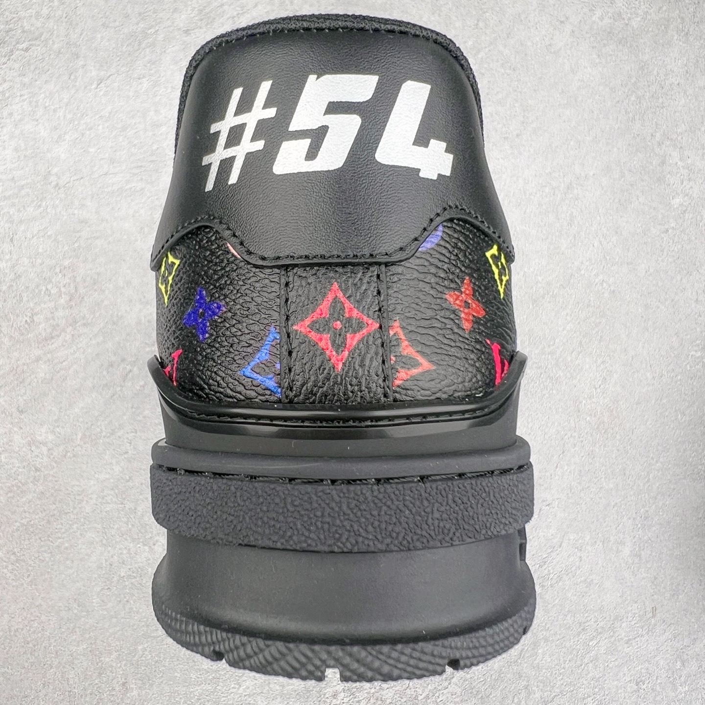 图片[8]-Louis Vuitton Trainer lv时装走秀运动鞋 完美鞋型超高的清洁度 零毛边线头瑕疵 全套原楦原纸版原鞋开模 全网最具灵魂的版型 正确原装黄色鞋盒 正确中底印花 鞋面印花3D高频深度立体 全鞋电脑针车 紧密相连 针距密度一致 环保乳胶注塑鞋垫 厚度脚感还原原版 皮面裁剪部位 统一油边封口工艺 原装橡胶大底含胶量大底组合零偏差 专柜全套包装 防尘袋 说明书 质保卡 男女鞋 尺码：35 36 37 38 39 40 41 42 43 44 45-选品中心