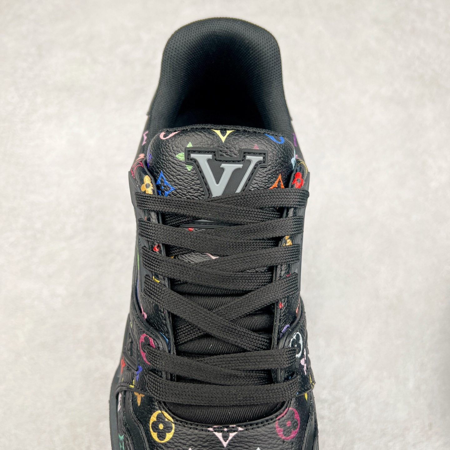 图片[5]-Louis Vuitton Trainer lv时装走秀运动鞋 完美鞋型超高的清洁度 零毛边线头瑕疵 全套原楦原纸版原鞋开模 全网最具灵魂的版型 正确原装黄色鞋盒 正确中底印花 鞋面印花3D高频深度立体 全鞋电脑针车 紧密相连 针距密度一致 环保乳胶注塑鞋垫 厚度脚感还原原版 皮面裁剪部位 统一油边封口工艺 原装橡胶大底含胶量大底组合零偏差 专柜全套包装 防尘袋 说明书 质保卡 男女鞋 尺码：35 36 37 38 39 40 41 42 43 44 45-选品中心