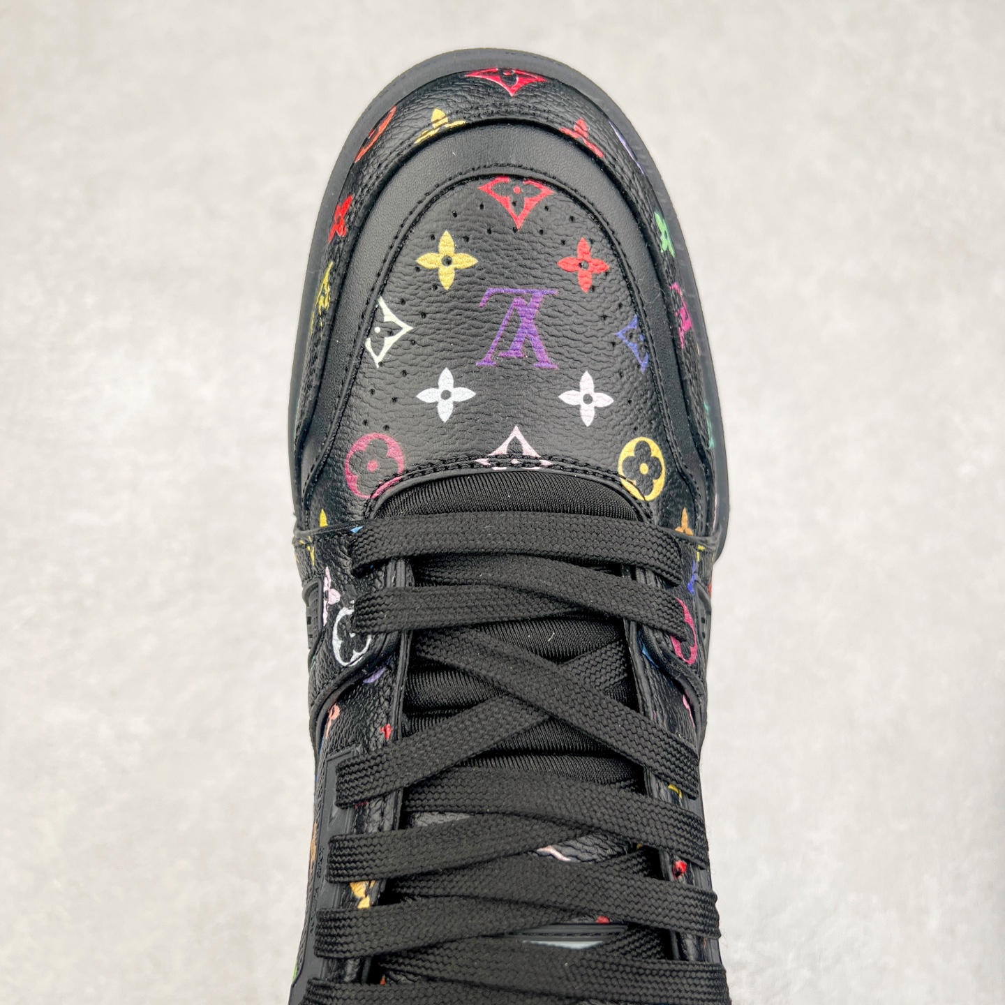图片[4]-Louis Vuitton Trainer lv时装走秀运动鞋 完美鞋型超高的清洁度 零毛边线头瑕疵 全套原楦原纸版原鞋开模 全网最具灵魂的版型 正确原装黄色鞋盒 正确中底印花 鞋面印花3D高频深度立体 全鞋电脑针车 紧密相连 针距密度一致 环保乳胶注塑鞋垫 厚度脚感还原原版 皮面裁剪部位 统一油边封口工艺 原装橡胶大底含胶量大底组合零偏差 专柜全套包装 防尘袋 说明书 质保卡 男女鞋 尺码：35 36 37 38 39 40 41 42 43 44 45-选品中心