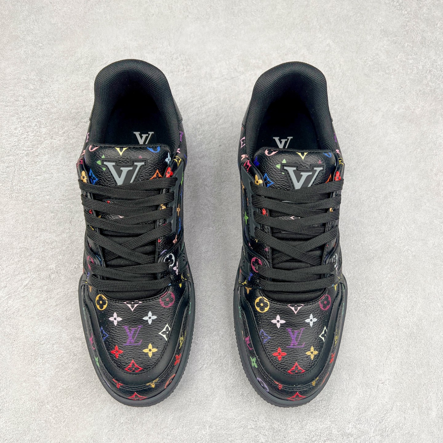 图片[2]-Louis Vuitton Trainer lv时装走秀运动鞋 完美鞋型超高的清洁度 零毛边线头瑕疵 全套原楦原纸版原鞋开模 全网最具灵魂的版型 正确原装黄色鞋盒 正确中底印花 鞋面印花3D高频深度立体 全鞋电脑针车 紧密相连 针距密度一致 环保乳胶注塑鞋垫 厚度脚感还原原版 皮面裁剪部位 统一油边封口工艺 原装橡胶大底含胶量大底组合零偏差 专柜全套包装 防尘袋 说明书 质保卡 男女鞋 尺码：35 36 37 38 39 40 41 42 43 44 45-选品中心