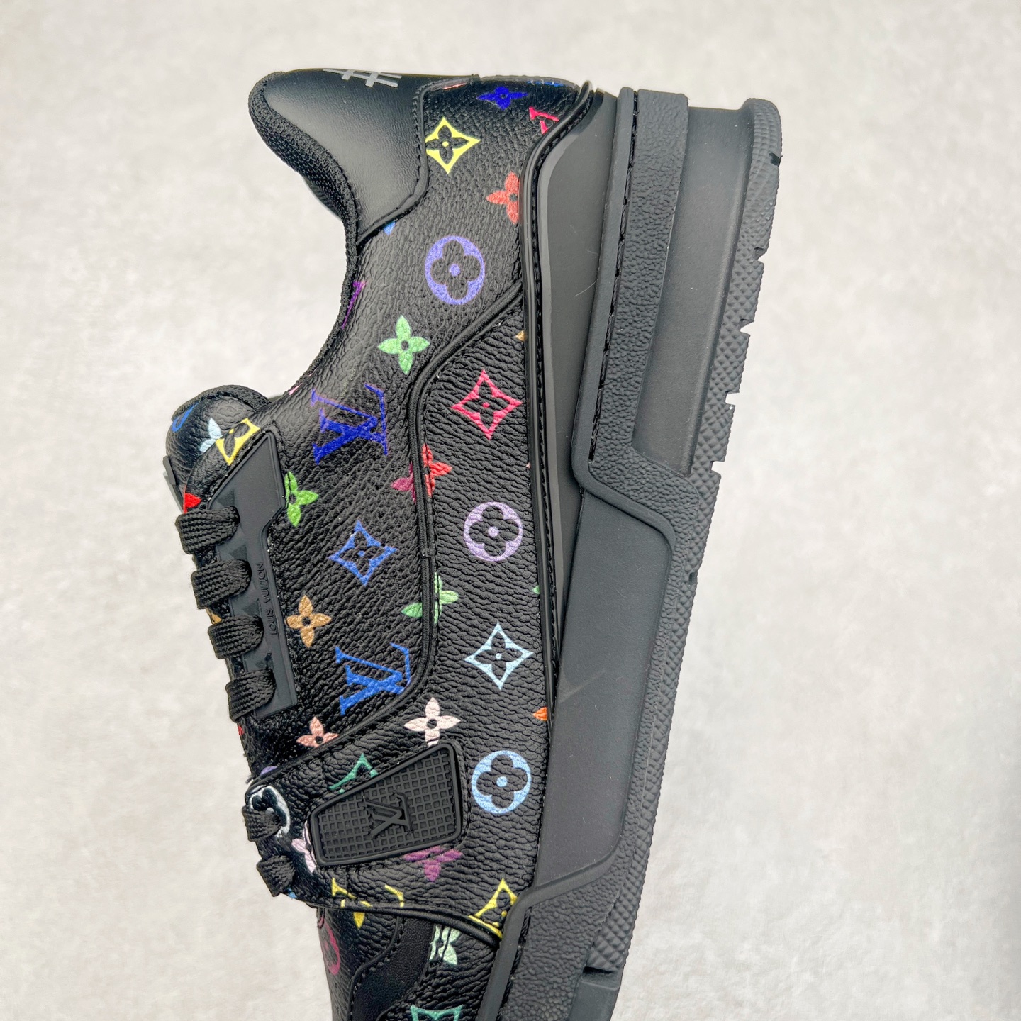 图片[7]-Louis Vuitton Trainer lv时装走秀运动鞋 完美鞋型超高的清洁度 零毛边线头瑕疵 全套原楦原纸版原鞋开模 全网最具灵魂的版型 正确原装黄色鞋盒 正确中底印花 鞋面印花3D高频深度立体 全鞋电脑针车 紧密相连 针距密度一致 环保乳胶注塑鞋垫 厚度脚感还原原版 皮面裁剪部位 统一油边封口工艺 原装橡胶大底含胶量大底组合零偏差 专柜全套包装 防尘袋 说明书 质保卡 男女鞋 尺码：35 36 37 38 39 40 41 42 43 44 45-选品中心