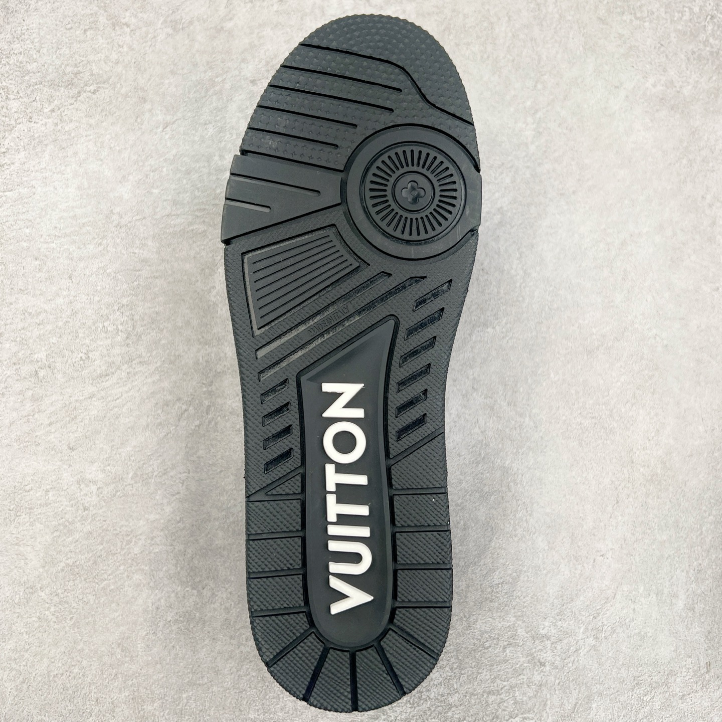 图片[9]-Louis Vuitton Trainer lv时装走秀运动鞋 完美鞋型超高的清洁度 零毛边线头瑕疵 全套原楦原纸版原鞋开模 全网最具灵魂的版型 正确原装黄色鞋盒 正确中底印花 鞋面印花3D高频深度立体 全鞋电脑针车 紧密相连 针距密度一致 环保乳胶注塑鞋垫 厚度脚感还原原版 皮面裁剪部位 统一油边封口工艺 原装橡胶大底含胶量大底组合零偏差 专柜全套包装 防尘袋 说明书 质保卡 男女鞋 尺码：35 36 37 38 39 40 41 42 43 44 45-选品中心