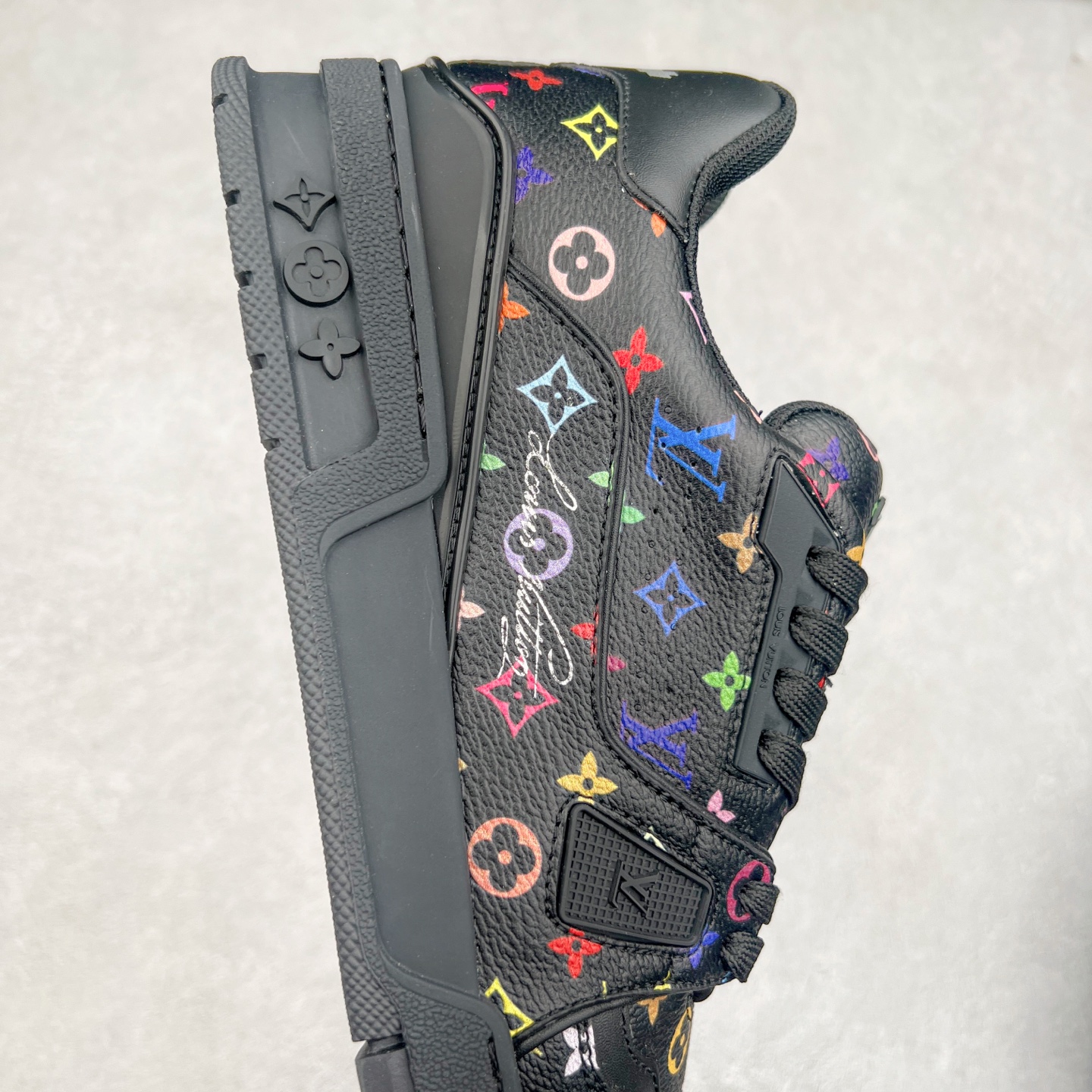 图片[6]-Louis Vuitton Trainer lv时装走秀运动鞋 完美鞋型超高的清洁度 零毛边线头瑕疵 全套原楦原纸版原鞋开模 全网最具灵魂的版型 正确原装黄色鞋盒 正确中底印花 鞋面印花3D高频深度立体 全鞋电脑针车 紧密相连 针距密度一致 环保乳胶注塑鞋垫 厚度脚感还原原版 皮面裁剪部位 统一油边封口工艺 原装橡胶大底含胶量大底组合零偏差 专柜全套包装 防尘袋 说明书 质保卡 男女鞋 尺码：35 36 37 38 39 40 41 42 43 44 45-选品中心