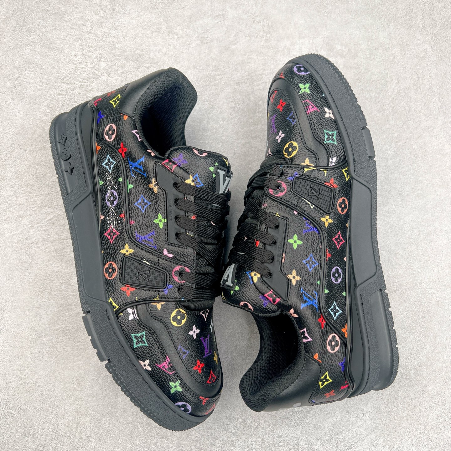 图片[3]-Louis Vuitton Trainer lv时装走秀运动鞋 完美鞋型超高的清洁度 零毛边线头瑕疵 全套原楦原纸版原鞋开模 全网最具灵魂的版型 正确原装黄色鞋盒 正确中底印花 鞋面印花3D高频深度立体 全鞋电脑针车 紧密相连 针距密度一致 环保乳胶注塑鞋垫 厚度脚感还原原版 皮面裁剪部位 统一油边封口工艺 原装橡胶大底含胶量大底组合零偏差 专柜全套包装 防尘袋 说明书 质保卡 男女鞋 尺码：35 36 37 38 39 40 41 42 43 44 45-选品中心