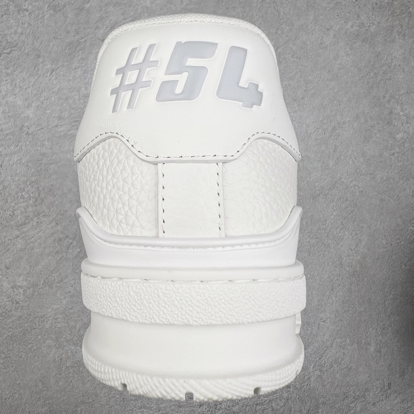 图片[8]-Louis Vuitton Trainer lv时装走秀运动鞋 完美鞋型超高的清洁度 零毛边线头瑕疵 全套原楦原纸版原鞋开模 全网最具灵魂的版型 正确原装黄色鞋盒 正确中底印花 鞋面印花3D高频深度立体 全鞋电脑针车 紧密相连 针距密度一致 环保乳胶注塑鞋垫 厚度脚感还原原版 皮面裁剪部位 统一油边封口工艺 原装橡胶大底含胶量大底组合零偏差 专柜全套包装 防尘袋 说明书 质保卡 男女鞋 尺码：35 36 37 38 39 40 41 42 43 44 45-选品中心