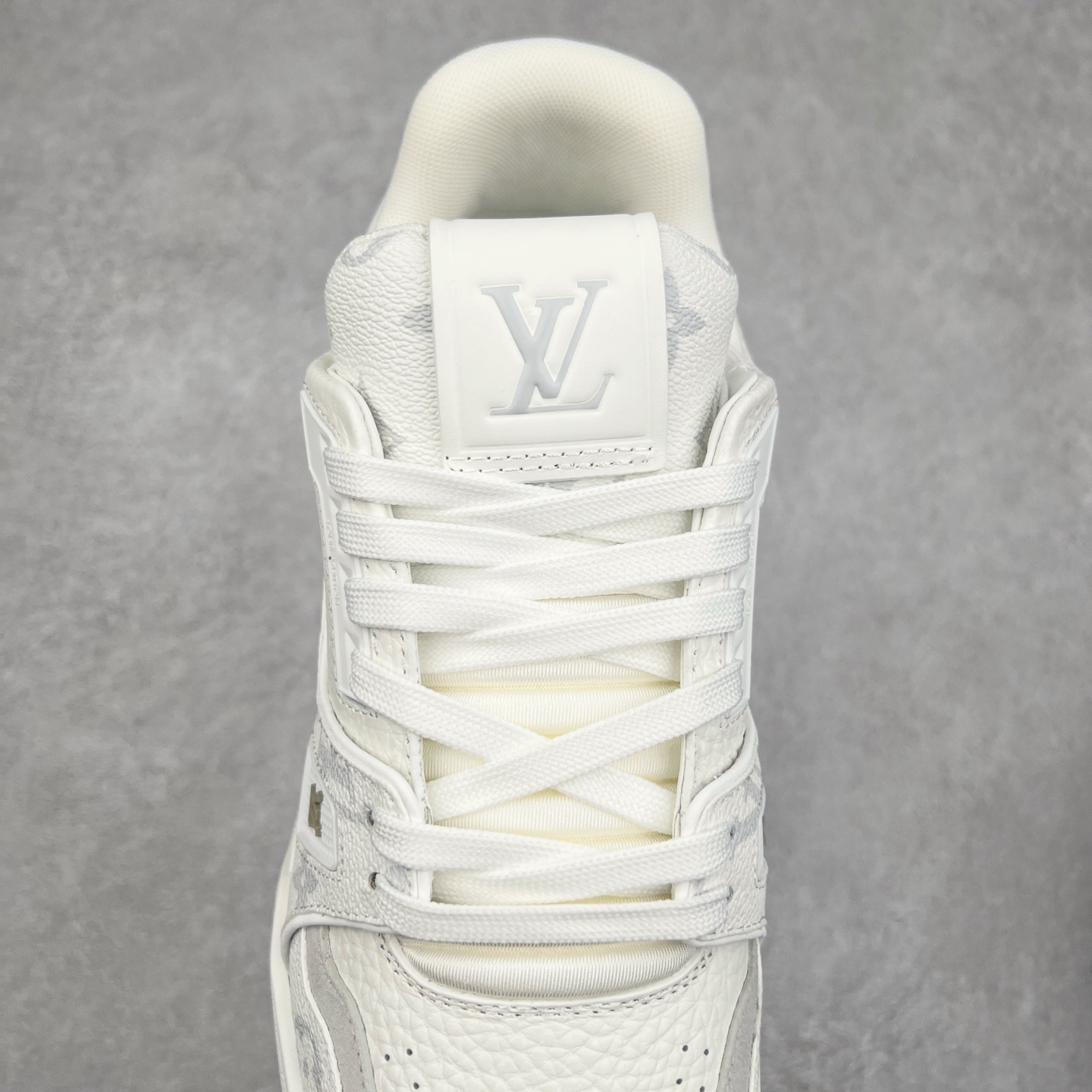 图片[5]-Louis Vuitton Trainer lv时装走秀运动鞋 完美鞋型超高的清洁度 零毛边线头瑕疵 全套原楦原纸版原鞋开模 全网最具灵魂的版型 正确原装黄色鞋盒 正确中底印花 鞋面印花3D高频深度立体 全鞋电脑针车 紧密相连 针距密度一致 环保乳胶注塑鞋垫 厚度脚感还原原版 皮面裁剪部位 统一油边封口工艺 原装橡胶大底含胶量大底组合零偏差 专柜全套包装 防尘袋 说明书 质保卡 男女鞋 尺码：35 36 37 38 39 40 41 42 43 44 45-选品中心