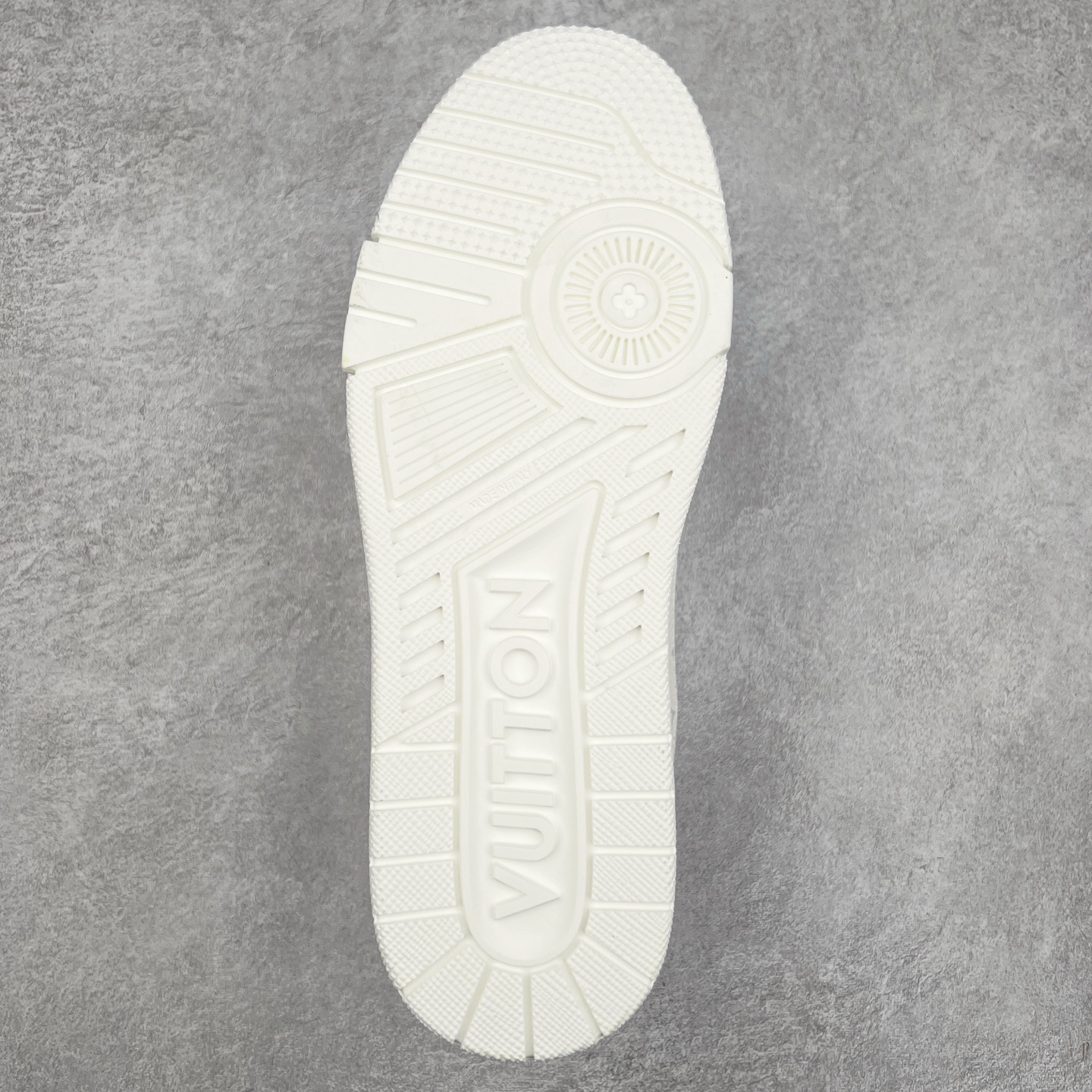 图片[9]-Louis Vuitton Trainer lv时装走秀运动鞋 完美鞋型超高的清洁度 零毛边线头瑕疵 全套原楦原纸版原鞋开模 全网最具灵魂的版型 正确原装黄色鞋盒 正确中底印花 鞋面印花3D高频深度立体 全鞋电脑针车 紧密相连 针距密度一致 环保乳胶注塑鞋垫 厚度脚感还原原版 皮面裁剪部位 统一油边封口工艺 原装橡胶大底含胶量大底组合零偏差 专柜全套包装 防尘袋 说明书 质保卡 男女鞋 尺码：35 36 37 38 39 40 41 42 43 44 45-选品中心