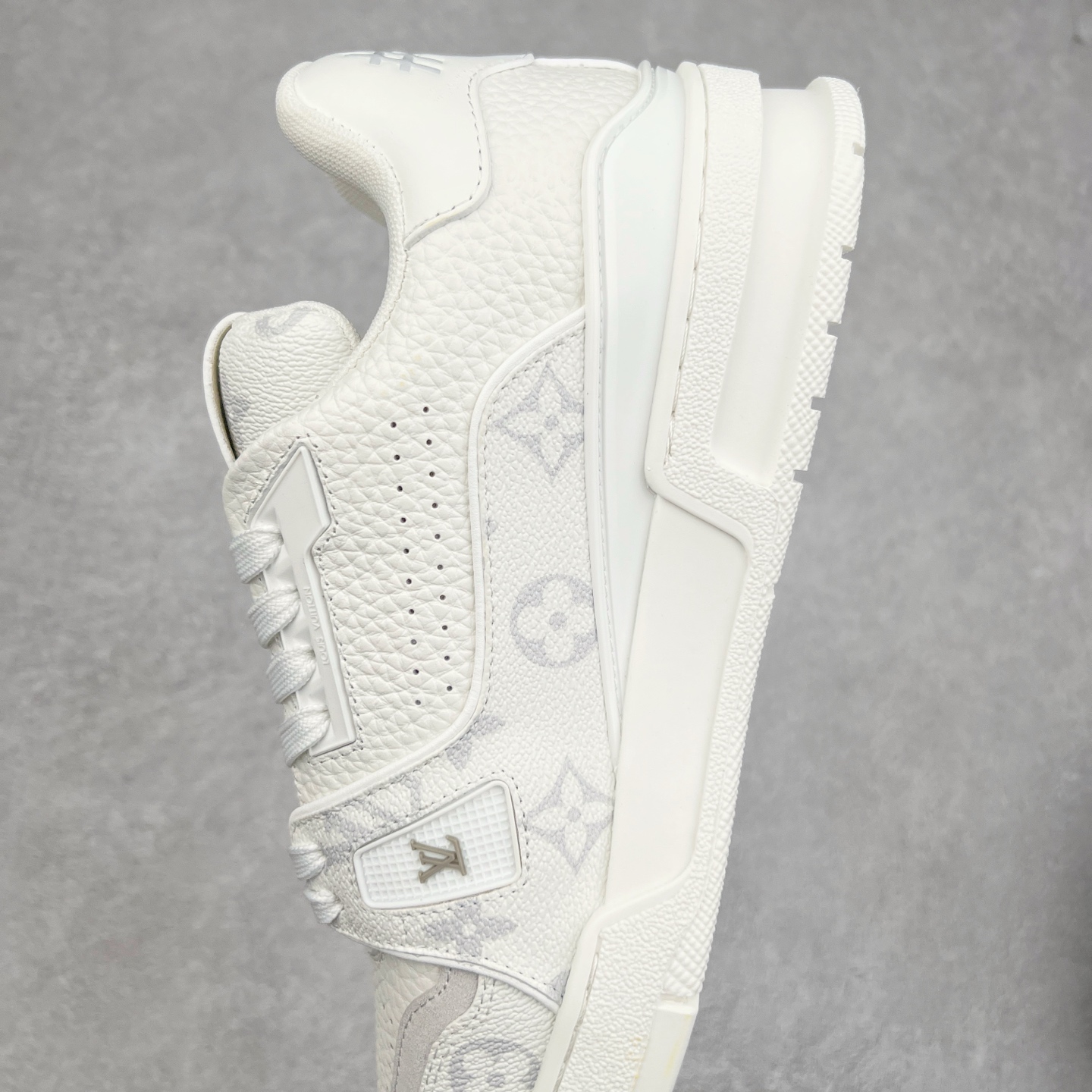 图片[7]-Louis Vuitton Trainer lv时装走秀运动鞋 完美鞋型超高的清洁度 零毛边线头瑕疵 全套原楦原纸版原鞋开模 全网最具灵魂的版型 正确原装黄色鞋盒 正确中底印花 鞋面印花3D高频深度立体 全鞋电脑针车 紧密相连 针距密度一致 环保乳胶注塑鞋垫 厚度脚感还原原版 皮面裁剪部位 统一油边封口工艺 原装橡胶大底含胶量大底组合零偏差 专柜全套包装 防尘袋 说明书 质保卡 男女鞋 尺码：35 36 37 38 39 40 41 42 43 44 45-选品中心