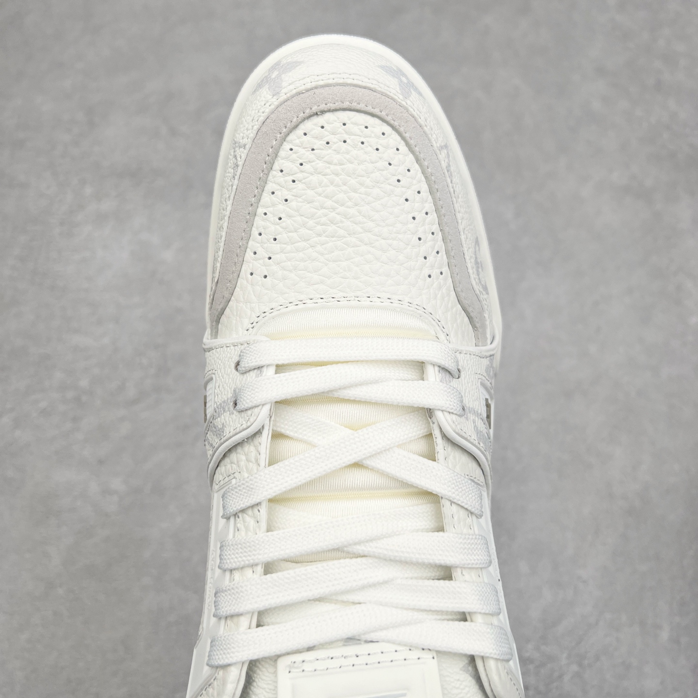 图片[4]-Louis Vuitton Trainer lv时装走秀运动鞋 完美鞋型超高的清洁度 零毛边线头瑕疵 全套原楦原纸版原鞋开模 全网最具灵魂的版型 正确原装黄色鞋盒 正确中底印花 鞋面印花3D高频深度立体 全鞋电脑针车 紧密相连 针距密度一致 环保乳胶注塑鞋垫 厚度脚感还原原版 皮面裁剪部位 统一油边封口工艺 原装橡胶大底含胶量大底组合零偏差 专柜全套包装 防尘袋 说明书 质保卡 男女鞋 尺码：35 36 37 38 39 40 41 42 43 44 45-选品中心