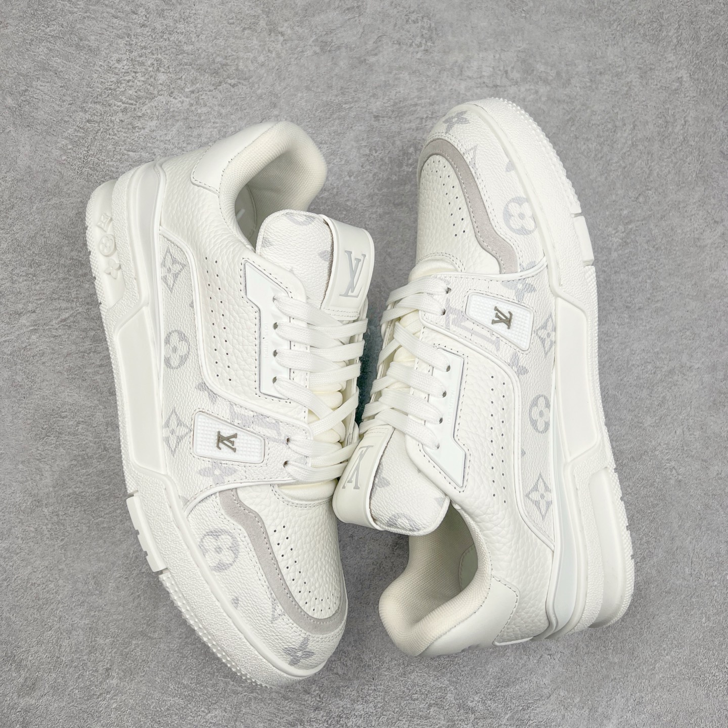 图片[3]-Louis Vuitton Trainer lv时装走秀运动鞋 完美鞋型超高的清洁度 零毛边线头瑕疵 全套原楦原纸版原鞋开模 全网最具灵魂的版型 正确原装黄色鞋盒 正确中底印花 鞋面印花3D高频深度立体 全鞋电脑针车 紧密相连 针距密度一致 环保乳胶注塑鞋垫 厚度脚感还原原版 皮面裁剪部位 统一油边封口工艺 原装橡胶大底含胶量大底组合零偏差 专柜全套包装 防尘袋 说明书 质保卡 男女鞋 尺码：35 36 37 38 39 40 41 42 43 44 45-选品中心