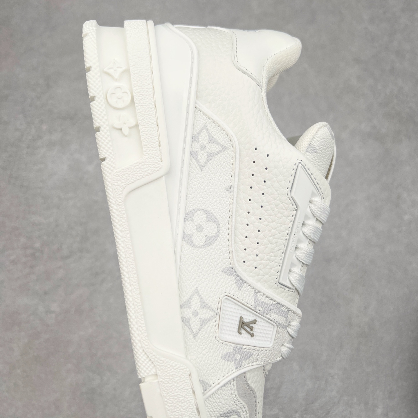 图片[6]-Louis Vuitton Trainer lv时装走秀运动鞋 完美鞋型超高的清洁度 零毛边线头瑕疵 全套原楦原纸版原鞋开模 全网最具灵魂的版型 正确原装黄色鞋盒 正确中底印花 鞋面印花3D高频深度立体 全鞋电脑针车 紧密相连 针距密度一致 环保乳胶注塑鞋垫 厚度脚感还原原版 皮面裁剪部位 统一油边封口工艺 原装橡胶大底含胶量大底组合零偏差 专柜全套包装 防尘袋 说明书 质保卡 男女鞋 尺码：35 36 37 38 39 40 41 42 43 44 45-选品中心