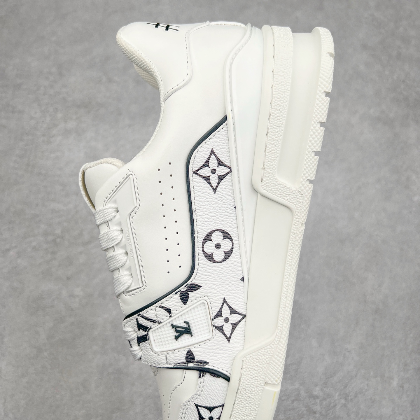 图片[7]-Louis Vuitton Trainer lv时装走秀运动鞋 完美鞋型超高的清洁度 零毛边线头瑕疵 全套原楦原纸版原鞋开模 全网最具灵魂的版型 正确原装黄色鞋盒 正确中底印花 鞋面印花3D高频深度立体 全鞋电脑针车 紧密相连 针距密度一致 环保乳胶注塑鞋垫 厚度脚感还原原版 皮面裁剪部位 统一油边封口工艺 原装橡胶大底含胶量大底组合零偏差 专柜全套包装 防尘袋 说明书 质保卡 男女鞋 尺码：35 36 37 38 39 40 41 42 43 44 45-选品中心