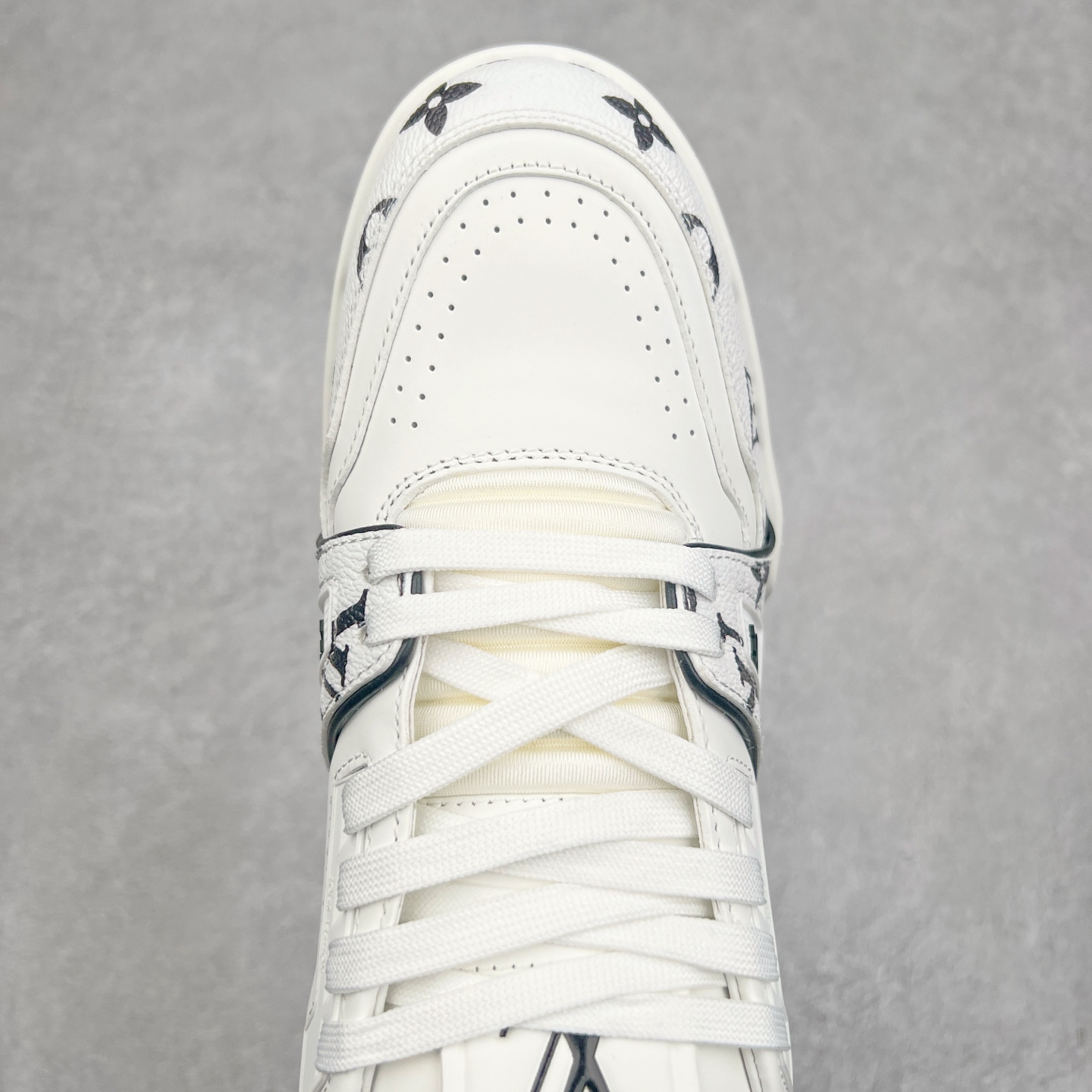 图片[4]-Louis Vuitton Trainer lv时装走秀运动鞋 完美鞋型超高的清洁度 零毛边线头瑕疵 全套原楦原纸版原鞋开模 全网最具灵魂的版型 正确原装黄色鞋盒 正确中底印花 鞋面印花3D高频深度立体 全鞋电脑针车 紧密相连 针距密度一致 环保乳胶注塑鞋垫 厚度脚感还原原版 皮面裁剪部位 统一油边封口工艺 原装橡胶大底含胶量大底组合零偏差 专柜全套包装 防尘袋 说明书 质保卡 男女鞋 尺码：35 36 37 38 39 40 41 42 43 44 45-选品中心