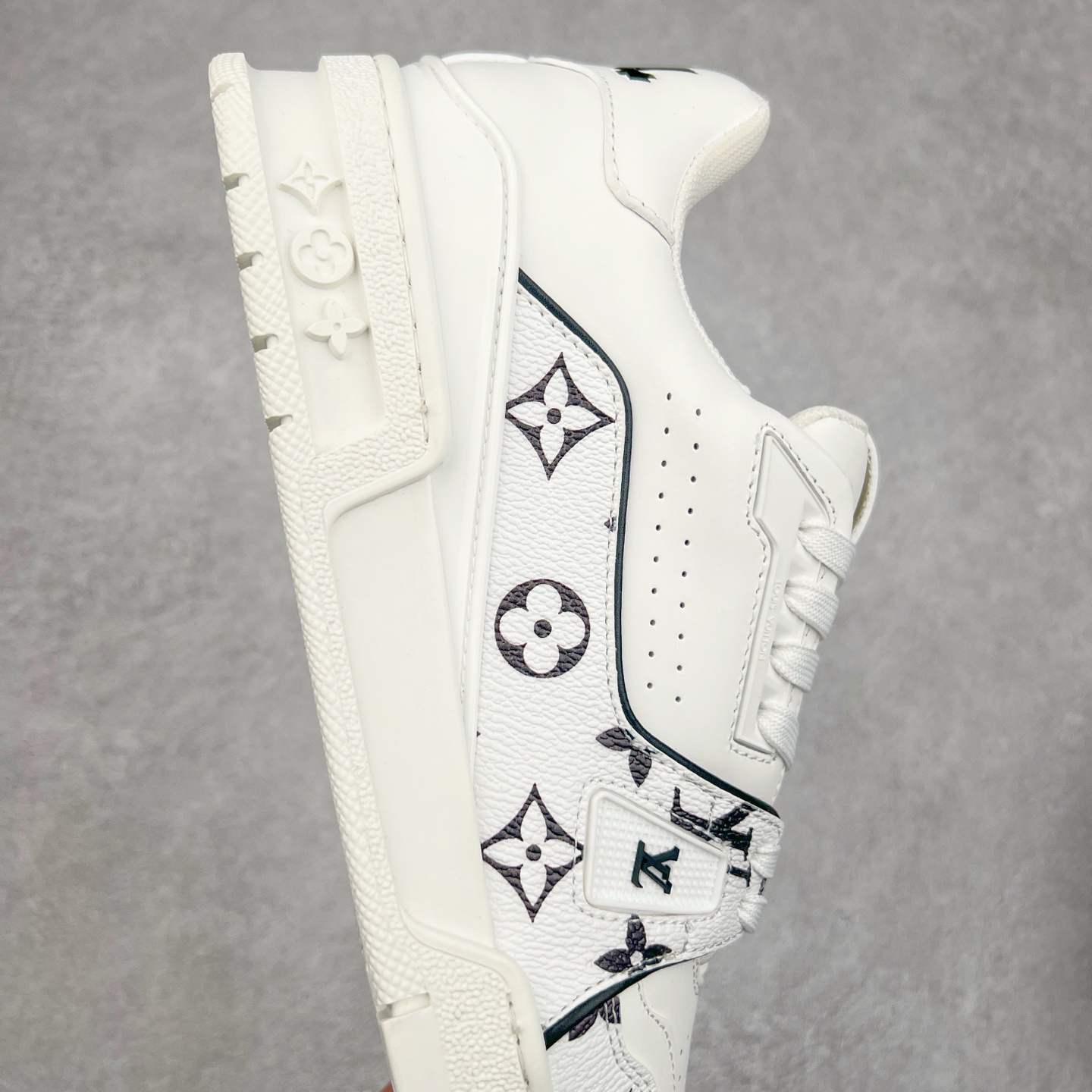 图片[6]-Louis Vuitton Trainer lv时装走秀运动鞋 完美鞋型超高的清洁度 零毛边线头瑕疵 全套原楦原纸版原鞋开模 全网最具灵魂的版型 正确原装黄色鞋盒 正确中底印花 鞋面印花3D高频深度立体 全鞋电脑针车 紧密相连 针距密度一致 环保乳胶注塑鞋垫 厚度脚感还原原版 皮面裁剪部位 统一油边封口工艺 原装橡胶大底含胶量大底组合零偏差 专柜全套包装 防尘袋 说明书 质保卡 男女鞋 尺码：35 36 37 38 39 40 41 42 43 44 45-选品中心