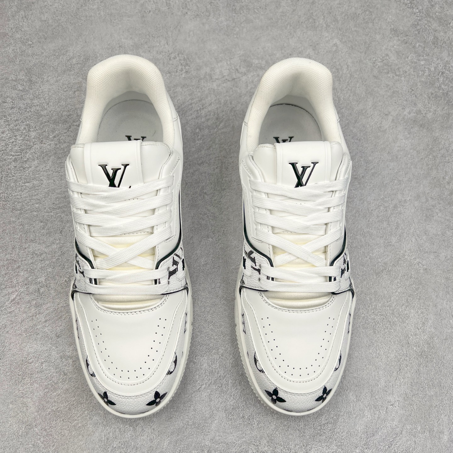 图片[2]-Louis Vuitton Trainer lv时装走秀运动鞋 完美鞋型超高的清洁度 零毛边线头瑕疵 全套原楦原纸版原鞋开模 全网最具灵魂的版型 正确原装黄色鞋盒 正确中底印花 鞋面印花3D高频深度立体 全鞋电脑针车 紧密相连 针距密度一致 环保乳胶注塑鞋垫 厚度脚感还原原版 皮面裁剪部位 统一油边封口工艺 原装橡胶大底含胶量大底组合零偏差 专柜全套包装 防尘袋 说明书 质保卡 男女鞋 尺码：35 36 37 38 39 40 41 42 43 44 45-选品中心