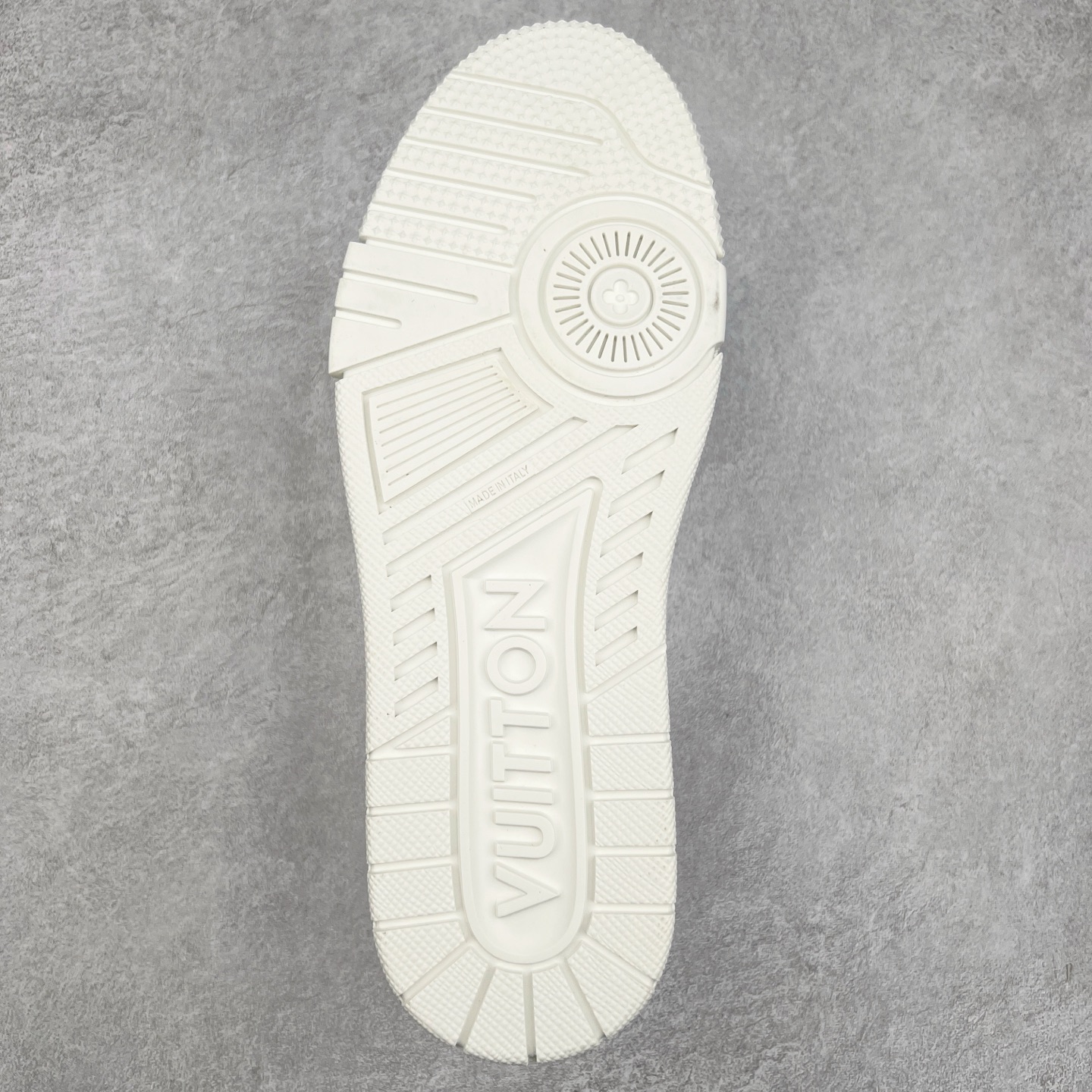 图片[9]-Louis Vuitton Trainer lv时装走秀运动鞋 完美鞋型超高的清洁度 零毛边线头瑕疵 全套原楦原纸版原鞋开模 全网最具灵魂的版型 正确原装黄色鞋盒 正确中底印花 鞋面印花3D高频深度立体 全鞋电脑针车 紧密相连 针距密度一致 环保乳胶注塑鞋垫 厚度脚感还原原版 皮面裁剪部位 统一油边封口工艺 原装橡胶大底含胶量大底组合零偏差 专柜全套包装 防尘袋 说明书 质保卡 男女鞋 尺码：35 36 37 38 39 40 41 42 43 44 45-选品中心