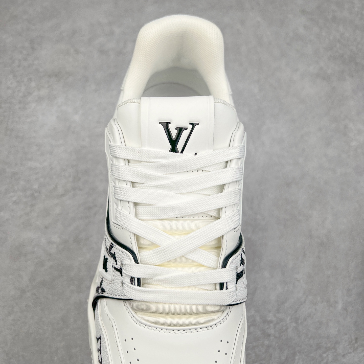 图片[5]-Louis Vuitton Trainer lv时装走秀运动鞋 完美鞋型超高的清洁度 零毛边线头瑕疵 全套原楦原纸版原鞋开模 全网最具灵魂的版型 正确原装黄色鞋盒 正确中底印花 鞋面印花3D高频深度立体 全鞋电脑针车 紧密相连 针距密度一致 环保乳胶注塑鞋垫 厚度脚感还原原版 皮面裁剪部位 统一油边封口工艺 原装橡胶大底含胶量大底组合零偏差 专柜全套包装 防尘袋 说明书 质保卡 男女鞋 尺码：35 36 37 38 39 40 41 42 43 44 45-选品中心