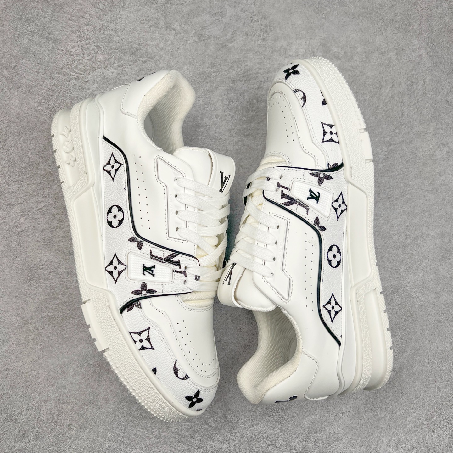 图片[3]-Louis Vuitton Trainer lv时装走秀运动鞋 完美鞋型超高的清洁度 零毛边线头瑕疵 全套原楦原纸版原鞋开模 全网最具灵魂的版型 正确原装黄色鞋盒 正确中底印花 鞋面印花3D高频深度立体 全鞋电脑针车 紧密相连 针距密度一致 环保乳胶注塑鞋垫 厚度脚感还原原版 皮面裁剪部位 统一油边封口工艺 原装橡胶大底含胶量大底组合零偏差 专柜全套包装 防尘袋 说明书 质保卡 男女鞋 尺码：35 36 37 38 39 40 41 42 43 44 45-选品中心