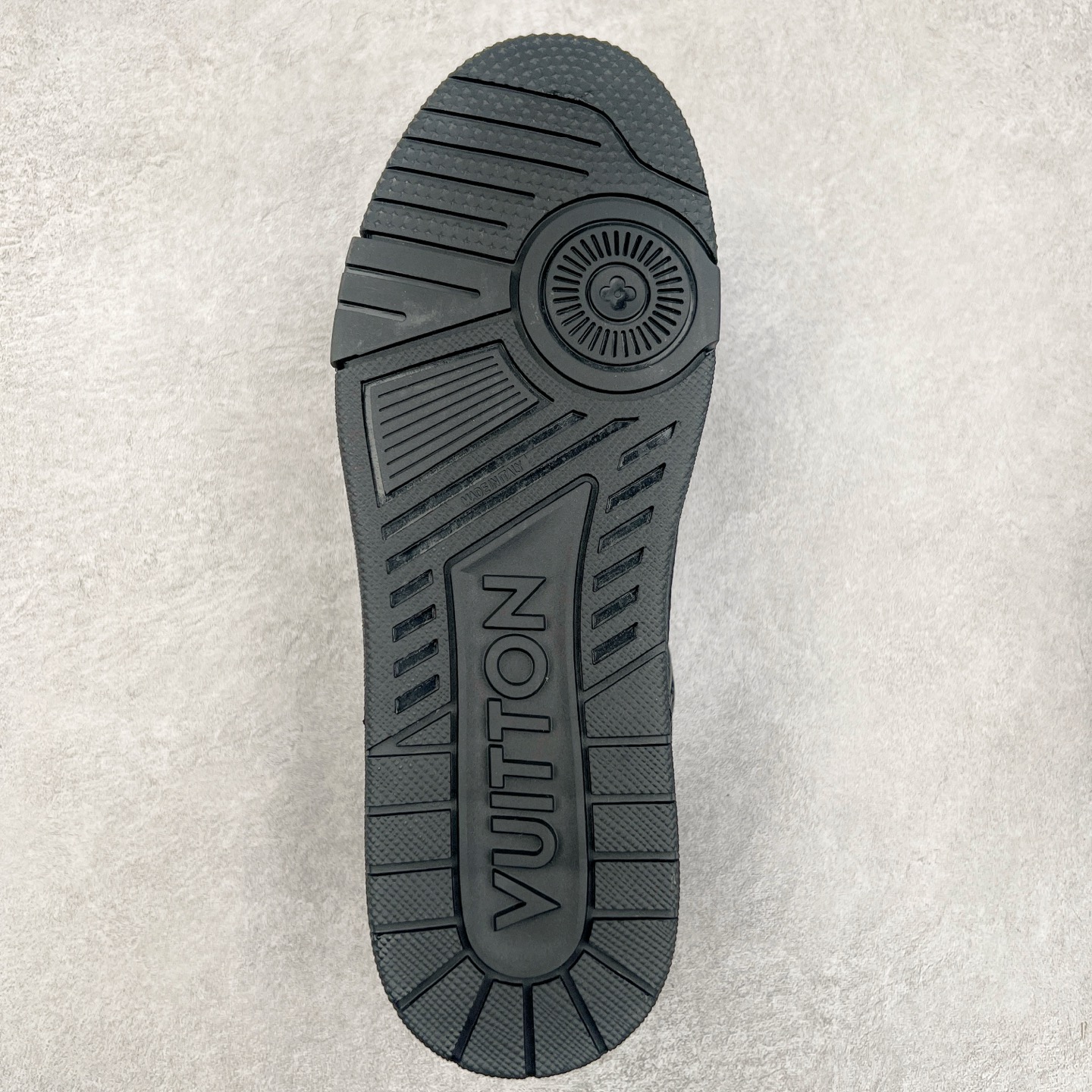 图片[9]-Louis Vuitton Trainer lv时装走秀运动鞋 完美鞋型超高的清洁度 零毛边线头瑕疵 全套原楦原纸版原鞋开模 全网最具灵魂的版型 正确原装黄色鞋盒 正确中底印花 鞋面印花3D高频深度立体 全鞋电脑针车 紧密相连 针距密度一致 环保乳胶注塑鞋垫 厚度脚感还原原版 皮面裁剪部位 统一油边封口工艺 原装橡胶大底含胶量大底组合零偏差 专柜全套包装 防尘袋 说明书 质保卡 男女鞋 尺码：35 36 37 38 39 40 41 42 43 44 45-选品中心