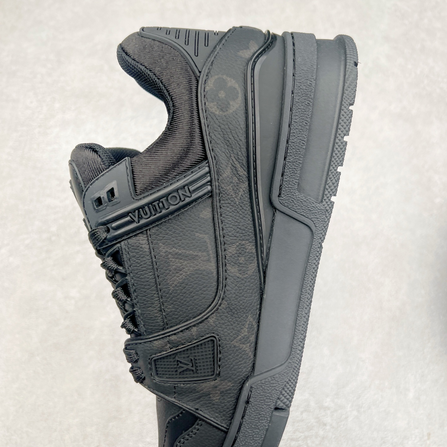 图片[7]-Louis Vuitton Trainer lv时装走秀运动鞋 完美鞋型超高的清洁度 零毛边线头瑕疵 全套原楦原纸版原鞋开模 全网最具灵魂的版型 正确原装黄色鞋盒 正确中底印花 鞋面印花3D高频深度立体 全鞋电脑针车 紧密相连 针距密度一致 环保乳胶注塑鞋垫 厚度脚感还原原版 皮面裁剪部位 统一油边封口工艺 原装橡胶大底含胶量大底组合零偏差 专柜全套包装 防尘袋 说明书 质保卡 男女鞋 尺码：35 36 37 38 39 40 41 42 43 44 45-选品中心