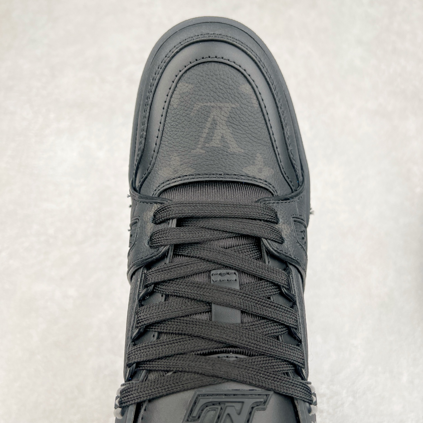 图片[4]-Louis Vuitton Trainer lv时装走秀运动鞋 完美鞋型超高的清洁度 零毛边线头瑕疵 全套原楦原纸版原鞋开模 全网最具灵魂的版型 正确原装黄色鞋盒 正确中底印花 鞋面印花3D高频深度立体 全鞋电脑针车 紧密相连 针距密度一致 环保乳胶注塑鞋垫 厚度脚感还原原版 皮面裁剪部位 统一油边封口工艺 原装橡胶大底含胶量大底组合零偏差 专柜全套包装 防尘袋 说明书 质保卡 男女鞋 尺码：35 36 37 38 39 40 41 42 43 44 45-选品中心