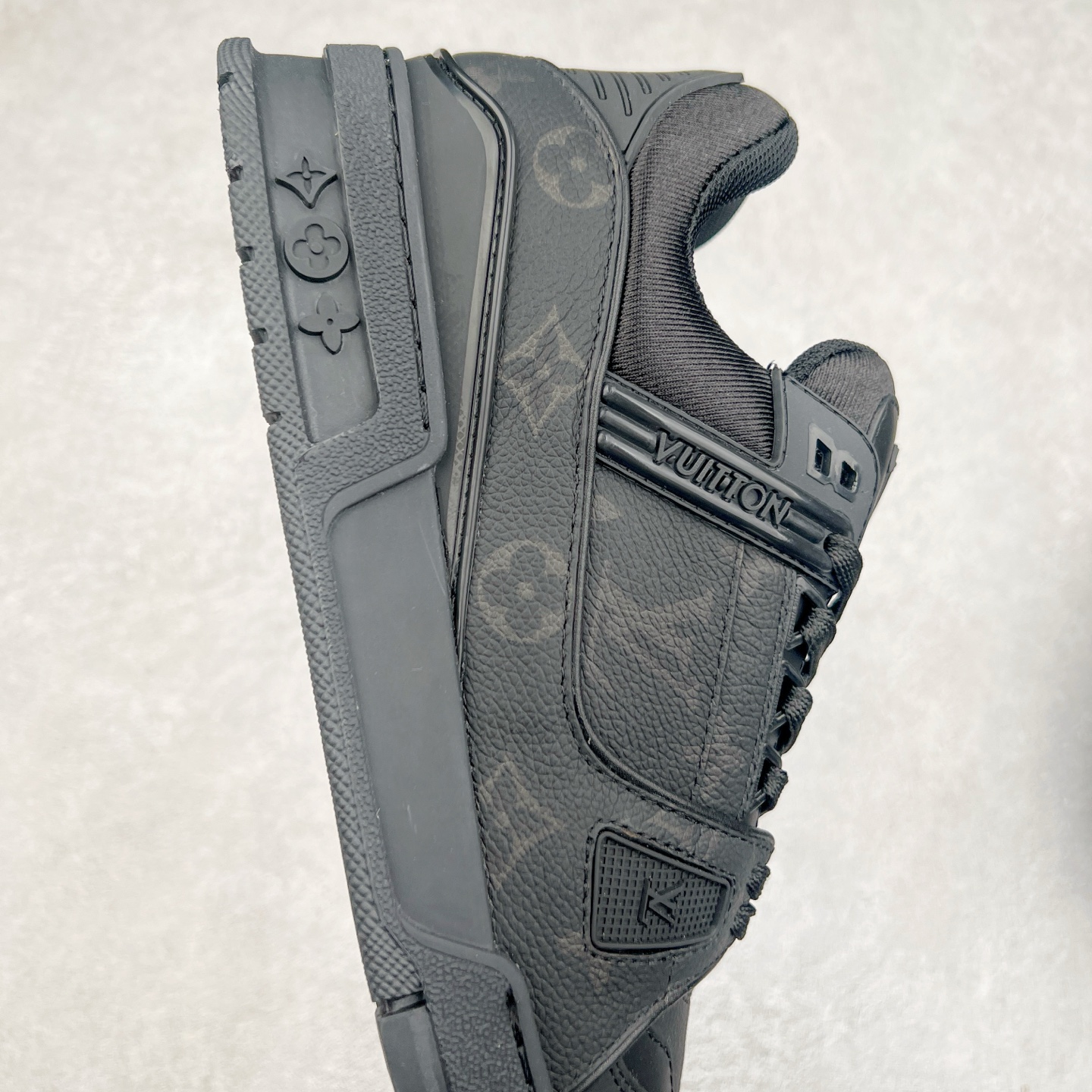 图片[6]-Louis Vuitton Trainer lv时装走秀运动鞋 完美鞋型超高的清洁度 零毛边线头瑕疵 全套原楦原纸版原鞋开模 全网最具灵魂的版型 正确原装黄色鞋盒 正确中底印花 鞋面印花3D高频深度立体 全鞋电脑针车 紧密相连 针距密度一致 环保乳胶注塑鞋垫 厚度脚感还原原版 皮面裁剪部位 统一油边封口工艺 原装橡胶大底含胶量大底组合零偏差 专柜全套包装 防尘袋 说明书 质保卡 男女鞋 尺码：35 36 37 38 39 40 41 42 43 44 45-选品中心