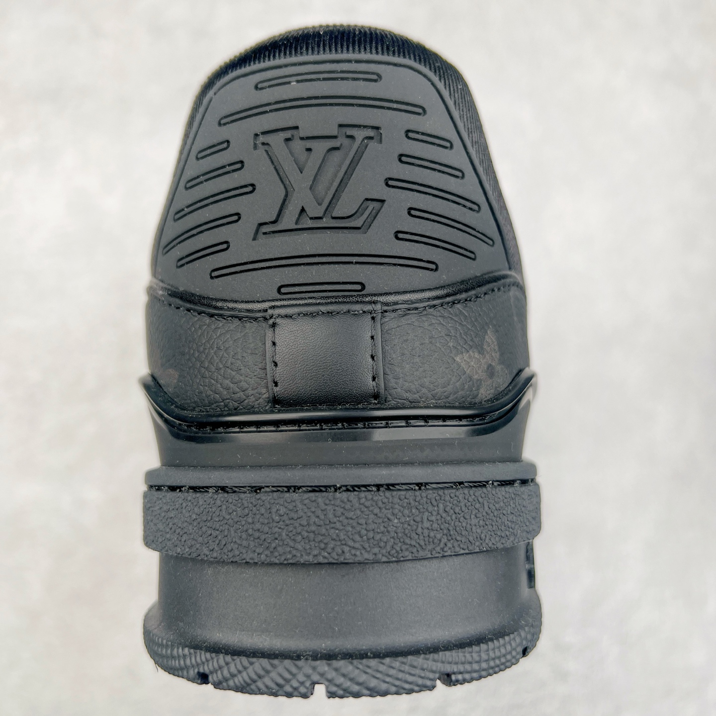 图片[8]-Louis Vuitton Trainer lv时装走秀运动鞋 完美鞋型超高的清洁度 零毛边线头瑕疵 全套原楦原纸版原鞋开模 全网最具灵魂的版型 正确原装黄色鞋盒 正确中底印花 鞋面印花3D高频深度立体 全鞋电脑针车 紧密相连 针距密度一致 环保乳胶注塑鞋垫 厚度脚感还原原版 皮面裁剪部位 统一油边封口工艺 原装橡胶大底含胶量大底组合零偏差 专柜全套包装 防尘袋 说明书 质保卡 男女鞋 尺码：35 36 37 38 39 40 41 42 43 44 45-选品中心