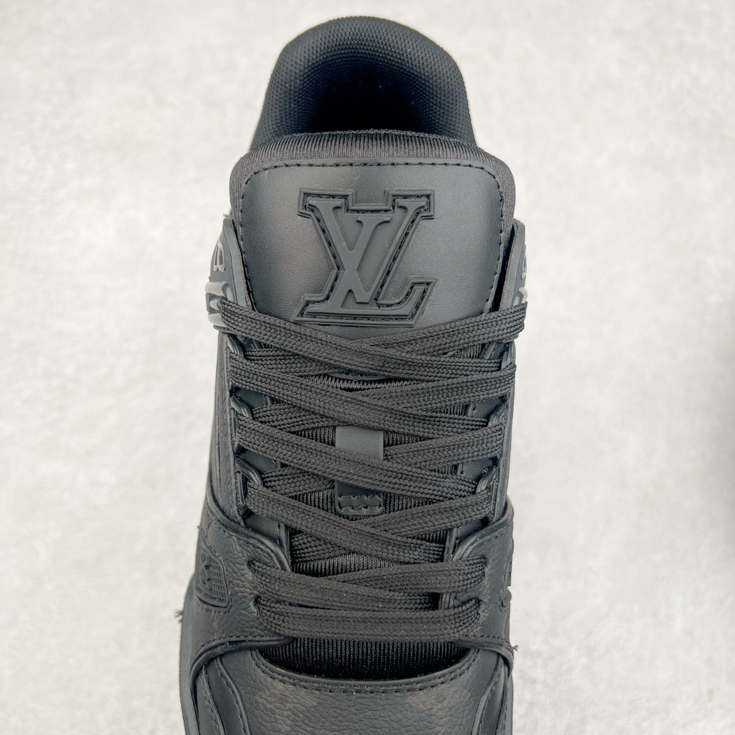 图片[5]-Louis Vuitton Trainer lv时装走秀运动鞋 完美鞋型超高的清洁度 零毛边线头瑕疵 全套原楦原纸版原鞋开模 全网最具灵魂的版型 正确原装黄色鞋盒 正确中底印花 鞋面印花3D高频深度立体 全鞋电脑针车 紧密相连 针距密度一致 环保乳胶注塑鞋垫 厚度脚感还原原版 皮面裁剪部位 统一油边封口工艺 原装橡胶大底含胶量大底组合零偏差 专柜全套包装 防尘袋 说明书 质保卡 男女鞋 尺码：35 36 37 38 39 40 41 42 43 44 45-选品中心