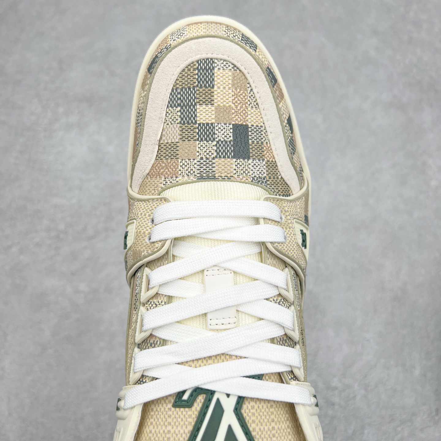 图片[4]-Louis Vuitton Trainer lv时装走秀运动鞋 完美鞋型超高的清洁度 零毛边线头瑕疵 全套原楦原纸版原鞋开模 全网最具灵魂的版型 正确原装黄色鞋盒 正确中底印花 鞋面印花3D高频深度立体 全鞋电脑针车 紧密相连 针距密度一致 环保乳胶注塑鞋垫 厚度脚感还原原版 皮面裁剪部位 统一油边封口工艺 原装橡胶大底含胶量大底组合零偏差 专柜全套包装 防尘袋 说明书 质保卡 男女鞋 尺码：35 36 37 38 39 40 41 42 43 44 45-选品中心