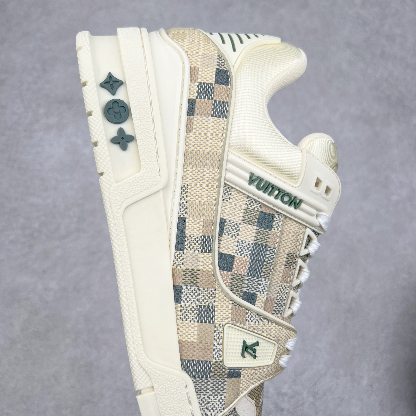 图片[6]-Louis Vuitton Trainer lv时装走秀运动鞋 完美鞋型超高的清洁度 零毛边线头瑕疵 全套原楦原纸版原鞋开模 全网最具灵魂的版型 正确原装黄色鞋盒 正确中底印花 鞋面印花3D高频深度立体 全鞋电脑针车 紧密相连 针距密度一致 环保乳胶注塑鞋垫 厚度脚感还原原版 皮面裁剪部位 统一油边封口工艺 原装橡胶大底含胶量大底组合零偏差 专柜全套包装 防尘袋 说明书 质保卡 男女鞋 尺码：35 36 37 38 39 40 41 42 43 44 45-选品中心