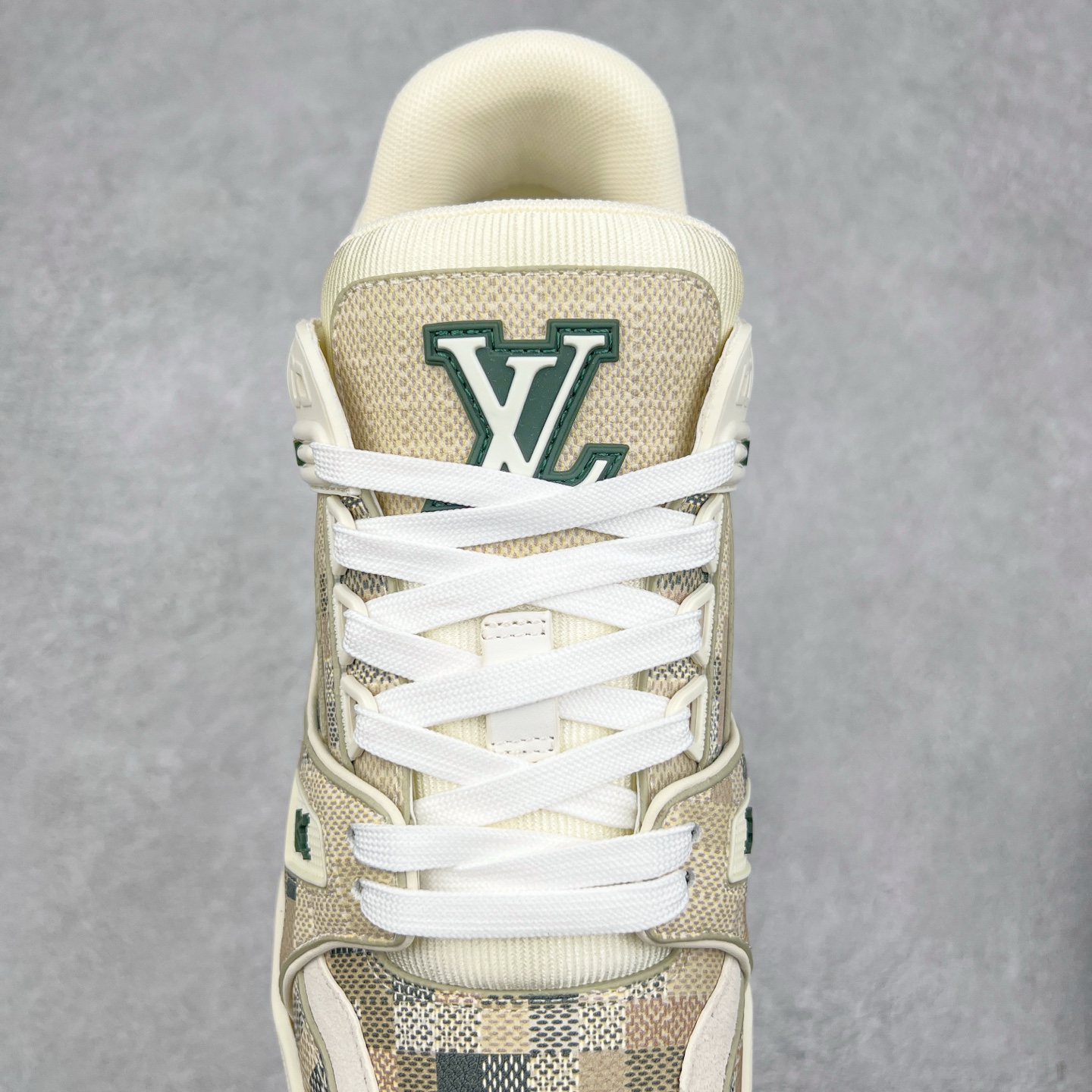 图片[5]-Louis Vuitton Trainer lv时装走秀运动鞋 完美鞋型超高的清洁度 零毛边线头瑕疵 全套原楦原纸版原鞋开模 全网最具灵魂的版型 正确原装黄色鞋盒 正确中底印花 鞋面印花3D高频深度立体 全鞋电脑针车 紧密相连 针距密度一致 环保乳胶注塑鞋垫 厚度脚感还原原版 皮面裁剪部位 统一油边封口工艺 原装橡胶大底含胶量大底组合零偏差 专柜全套包装 防尘袋 说明书 质保卡 男女鞋 尺码：35 36 37 38 39 40 41 42 43 44 45-选品中心