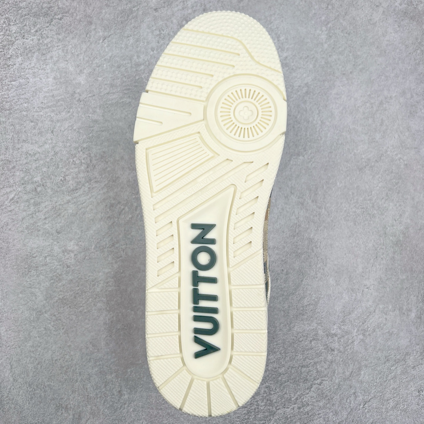 图片[9]-Louis Vuitton Trainer lv时装走秀运动鞋 完美鞋型超高的清洁度 零毛边线头瑕疵 全套原楦原纸版原鞋开模 全网最具灵魂的版型 正确原装黄色鞋盒 正确中底印花 鞋面印花3D高频深度立体 全鞋电脑针车 紧密相连 针距密度一致 环保乳胶注塑鞋垫 厚度脚感还原原版 皮面裁剪部位 统一油边封口工艺 原装橡胶大底含胶量大底组合零偏差 专柜全套包装 防尘袋 说明书 质保卡 男女鞋 尺码：35 36 37 38 39 40 41 42 43 44 45-选品中心