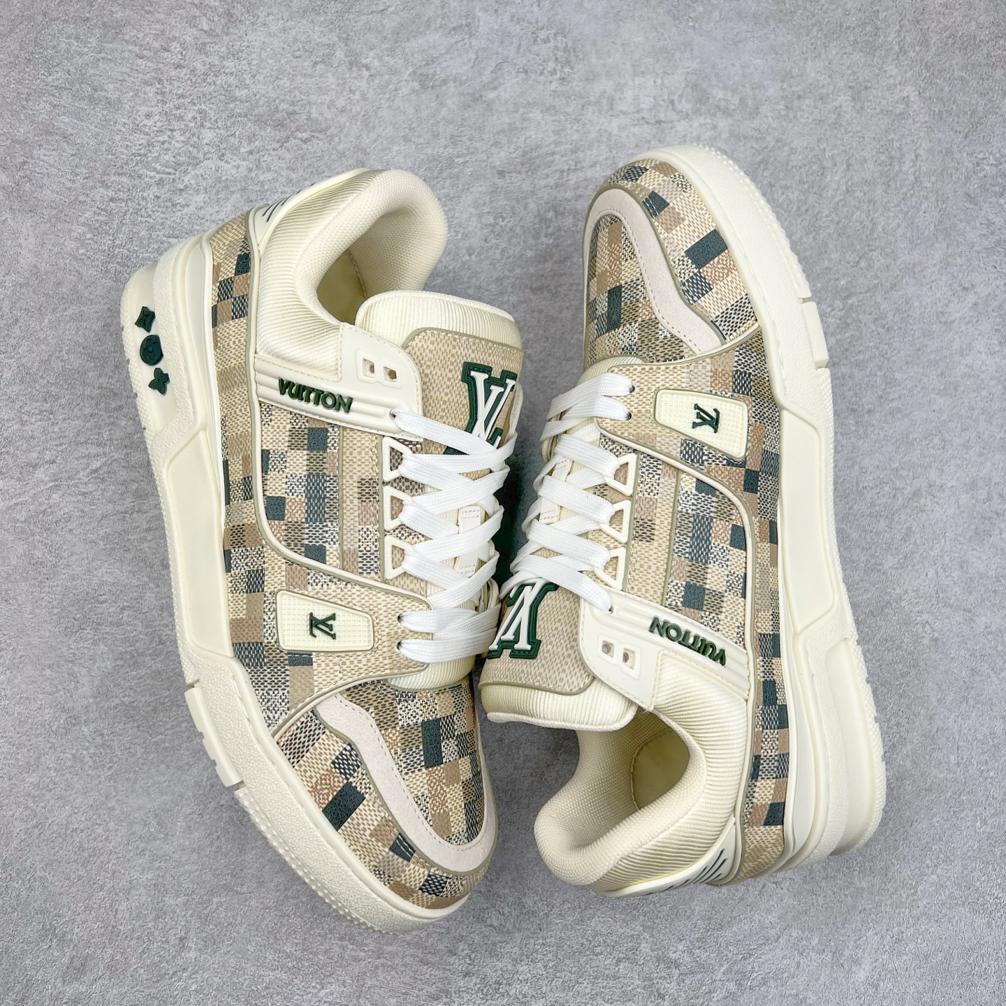 图片[3]-Louis Vuitton Trainer lv时装走秀运动鞋 完美鞋型超高的清洁度 零毛边线头瑕疵 全套原楦原纸版原鞋开模 全网最具灵魂的版型 正确原装黄色鞋盒 正确中底印花 鞋面印花3D高频深度立体 全鞋电脑针车 紧密相连 针距密度一致 环保乳胶注塑鞋垫 厚度脚感还原原版 皮面裁剪部位 统一油边封口工艺 原装橡胶大底含胶量大底组合零偏差 专柜全套包装 防尘袋 说明书 质保卡 男女鞋 尺码：35 36 37 38 39 40 41 42 43 44 45-选品中心